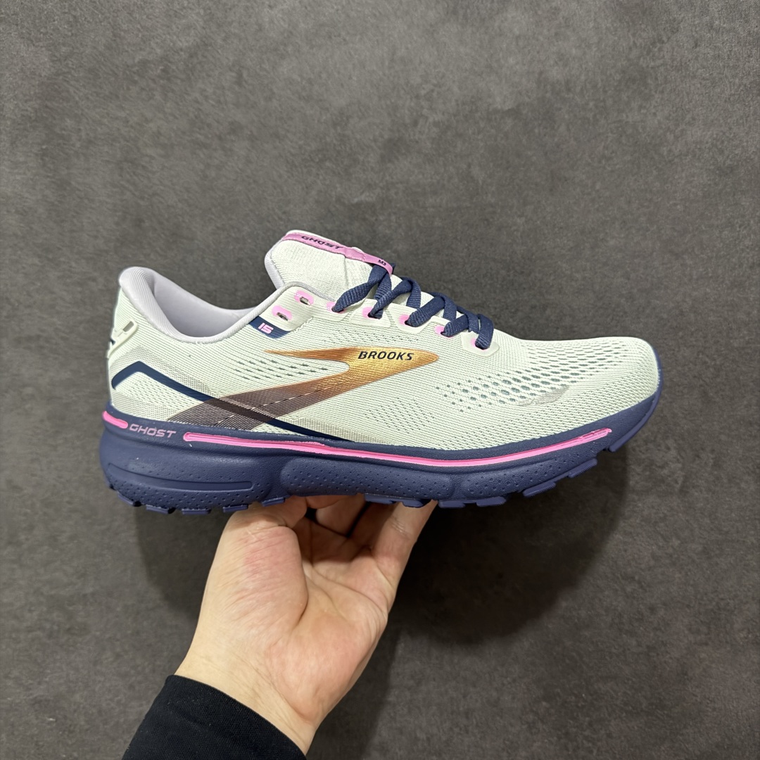 【公司级】布鲁克斯Brooks Ghost 幽灵 15 经典鞋款厚底增高运动老爹鞋 幽灵麦克斯,作为Brooks家的次顶级缓震跑鞋,Ghost 幽灵凭借优秀的脚感和穿着体验一直备受好评,是Brooks最畅销的鞋款之一。Ghost 15延续了该系列简洁大方的家族式设计语言,整体设计干净利落,大大的logo在沉稳中又透露着一丝张扬,任何年纪的跑者穿着都不会有违和感。工程针织鞋面带来贴合式的包裹体验,鞋面有一定的厚度,春秋,冬季都是非常不错的选择。大大的压胶LOGO有一定的拉扯强度,在优化鞋身设计的同时起到了稳定鞋面,提升稳定性的作用。鞋尖做了加强处理,而且硬度很高,来提升前掌的舒适度和保护性。后跟采用硬质港宝搭配环绕TPU的组合,来提升鞋身稳定性,配合充分的泡棉填充,包裹感十足。Ghost 15的中底采用了一体式DNA Loft V2泡棉,具有非常好的缓震性能,滚定性也非常好。橡胶厚度非常可观,鞋底巨大凹槽纹路,抓地性和止滑性都非常棒。Ghost 15的定位更偏向是一双综训鞋,兼顾缓震效能的同时回弹效果更佳。 尺码:36-46-选品中心