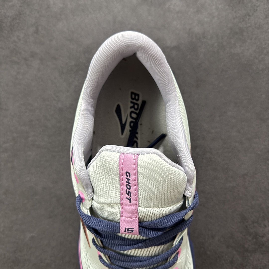 图片[7]-【公司级】布鲁克斯Brooks Ghost 幽灵 15 经典鞋款厚底增高运动老爹鞋 幽灵麦克斯，作为Brooks家的次顶级缓震跑鞋，Ghost 幽灵凭借优秀的脚感和穿着体验一直备受好评，是Brooks最畅销的鞋款之一。Ghost 15延续了该系列简洁大方的家族式设计语言，整体设计干净利落，大大的logo在沉稳中又透露着一丝张扬，任何年纪的跑者穿着都不会有违和感。工程针织鞋面带来贴合式的包裹体验，鞋面有一定的厚度，春秋，冬季都是非常不错的选择。大大的压胶LOGO有一定的拉扯强度，在优化鞋身设计的同时起到了稳定鞋面，提升稳定性的作用。鞋尖做了加强处理，而且硬度很高，来提升前掌的舒适度和保护性。后跟采用硬质港宝搭配环绕TPU的组合，来提升鞋身稳定性，配合充分的泡棉填充，包裹感十足。Ghost 15的中底采用了一体式DNA Loft V2泡棉，具有非常好的缓震性能，滚定性也非常好。橡胶厚度非常可观，鞋底巨大凹槽纹路，抓地性和止滑性都非常棒。Ghost 15的定位更偏向是一双综训鞋，兼顾缓震效能的同时回弹效果更佳。 尺码：36-46-选品中心