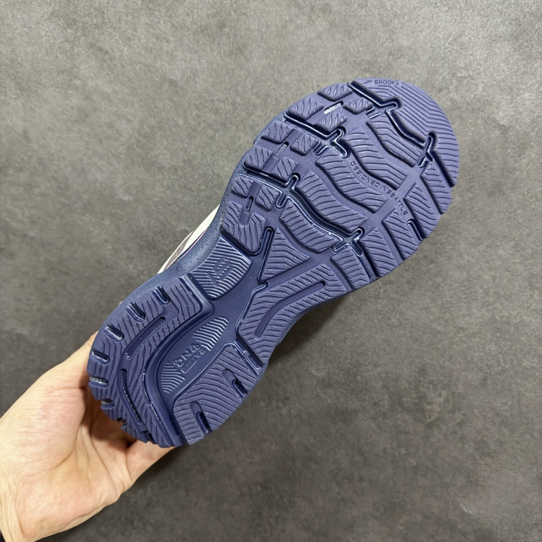 图片[9]-【公司级】布鲁克斯Brooks Ghost 幽灵 15 经典鞋款厚底增高运动老爹鞋 幽灵麦克斯，作为Brooks家的次顶级缓震跑鞋，Ghost 幽灵凭借优秀的脚感和穿着体验一直备受好评，是Brooks最畅销的鞋款之一。Ghost 15延续了该系列简洁大方的家族式设计语言，整体设计干净利落，大大的logo在沉稳中又透露着一丝张扬，任何年纪的跑者穿着都不会有违和感。工程针织鞋面带来贴合式的包裹体验，鞋面有一定的厚度，春秋，冬季都是非常不错的选择。大大的压胶LOGO有一定的拉扯强度，在优化鞋身设计的同时起到了稳定鞋面，提升稳定性的作用。鞋尖做了加强处理，而且硬度很高，来提升前掌的舒适度和保护性。后跟采用硬质港宝搭配环绕TPU的组合，来提升鞋身稳定性，配合充分的泡棉填充，包裹感十足。Ghost 15的中底采用了一体式DNA Loft V2泡棉，具有非常好的缓震性能，滚定性也非常好。橡胶厚度非常可观，鞋底巨大凹槽纹路，抓地性和止滑性都非常棒。Ghost 15的定位更偏向是一双综训鞋，兼顾缓震效能的同时回弹效果更佳。 尺码：36-46-选品中心