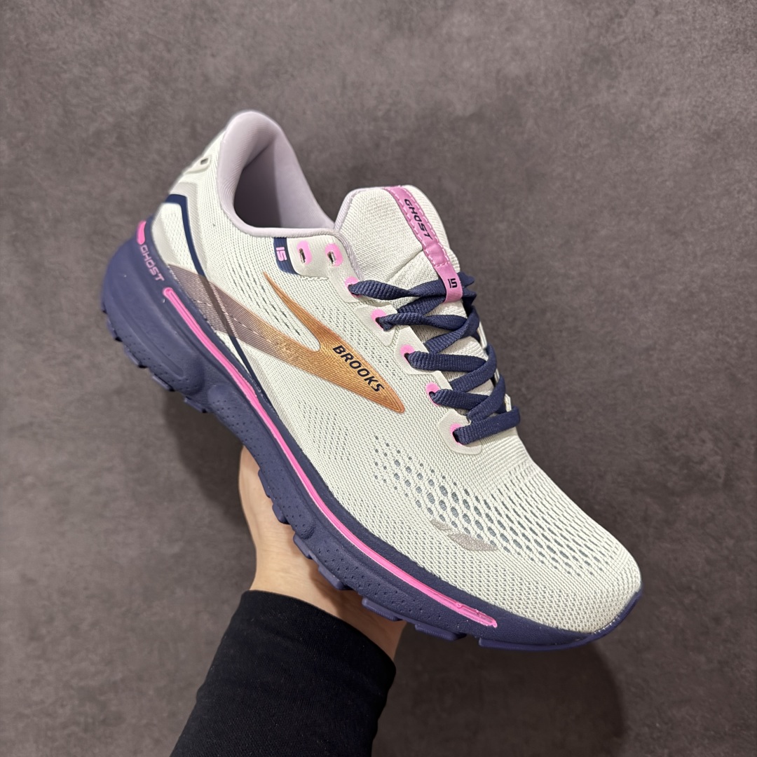 图片[3]-【公司级】布鲁克斯Brooks Ghost 幽灵 15 经典鞋款厚底增高运动老爹鞋 幽灵麦克斯，作为Brooks家的次顶级缓震跑鞋，Ghost 幽灵凭借优秀的脚感和穿着体验一直备受好评，是Brooks最畅销的鞋款之一。Ghost 15延续了该系列简洁大方的家族式设计语言，整体设计干净利落，大大的logo在沉稳中又透露着一丝张扬，任何年纪的跑者穿着都不会有违和感。工程针织鞋面带来贴合式的包裹体验，鞋面有一定的厚度，春秋，冬季都是非常不错的选择。大大的压胶LOGO有一定的拉扯强度，在优化鞋身设计的同时起到了稳定鞋面，提升稳定性的作用。鞋尖做了加强处理，而且硬度很高，来提升前掌的舒适度和保护性。后跟采用硬质港宝搭配环绕TPU的组合，来提升鞋身稳定性，配合充分的泡棉填充，包裹感十足。Ghost 15的中底采用了一体式DNA Loft V2泡棉，具有非常好的缓震性能，滚定性也非常好。橡胶厚度非常可观，鞋底巨大凹槽纹路，抓地性和止滑性都非常棒。Ghost 15的定位更偏向是一双综训鞋，兼顾缓震效能的同时回弹效果更佳。 尺码：36-46-选品中心