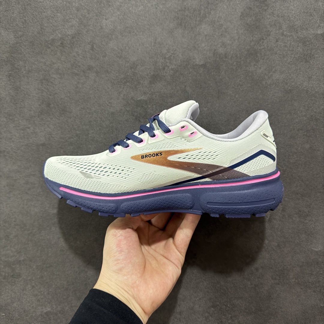 图片[2]-【公司级】布鲁克斯Brooks Ghost 幽灵 15 经典鞋款厚底增高运动老爹鞋 幽灵麦克斯，作为Brooks家的次顶级缓震跑鞋，Ghost 幽灵凭借优秀的脚感和穿着体验一直备受好评，是Brooks最畅销的鞋款之一。Ghost 15延续了该系列简洁大方的家族式设计语言，整体设计干净利落，大大的logo在沉稳中又透露着一丝张扬，任何年纪的跑者穿着都不会有违和感。工程针织鞋面带来贴合式的包裹体验，鞋面有一定的厚度，春秋，冬季都是非常不错的选择。大大的压胶LOGO有一定的拉扯强度，在优化鞋身设计的同时起到了稳定鞋面，提升稳定性的作用。鞋尖做了加强处理，而且硬度很高，来提升前掌的舒适度和保护性。后跟采用硬质港宝搭配环绕TPU的组合，来提升鞋身稳定性，配合充分的泡棉填充，包裹感十足。Ghost 15的中底采用了一体式DNA Loft V2泡棉，具有非常好的缓震性能，滚定性也非常好。橡胶厚度非常可观，鞋底巨大凹槽纹路，抓地性和止滑性都非常棒。Ghost 15的定位更偏向是一双综训鞋，兼顾缓震效能的同时回弹效果更佳。 尺码：36-46-选品中心