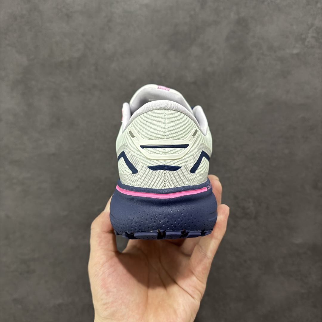 图片[4]-【公司级】布鲁克斯Brooks Ghost 幽灵 15 经典鞋款厚底增高运动老爹鞋 幽灵麦克斯，作为Brooks家的次顶级缓震跑鞋，Ghost 幽灵凭借优秀的脚感和穿着体验一直备受好评，是Brooks最畅销的鞋款之一。Ghost 15延续了该系列简洁大方的家族式设计语言，整体设计干净利落，大大的logo在沉稳中又透露着一丝张扬，任何年纪的跑者穿着都不会有违和感。工程针织鞋面带来贴合式的包裹体验，鞋面有一定的厚度，春秋，冬季都是非常不错的选择。大大的压胶LOGO有一定的拉扯强度，在优化鞋身设计的同时起到了稳定鞋面，提升稳定性的作用。鞋尖做了加强处理，而且硬度很高，来提升前掌的舒适度和保护性。后跟采用硬质港宝搭配环绕TPU的组合，来提升鞋身稳定性，配合充分的泡棉填充，包裹感十足。Ghost 15的中底采用了一体式DNA Loft V2泡棉，具有非常好的缓震性能，滚定性也非常好。橡胶厚度非常可观，鞋底巨大凹槽纹路，抓地性和止滑性都非常棒。Ghost 15的定位更偏向是一双综训鞋，兼顾缓震效能的同时回弹效果更佳。 尺码：36-46-选品中心