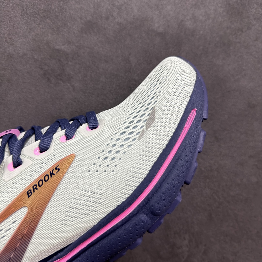 图片[5]-【公司级】布鲁克斯Brooks Ghost 幽灵 15 经典鞋款厚底增高运动老爹鞋 幽灵麦克斯，作为Brooks家的次顶级缓震跑鞋，Ghost 幽灵凭借优秀的脚感和穿着体验一直备受好评，是Brooks最畅销的鞋款之一。Ghost 15延续了该系列简洁大方的家族式设计语言，整体设计干净利落，大大的logo在沉稳中又透露着一丝张扬，任何年纪的跑者穿着都不会有违和感。工程针织鞋面带来贴合式的包裹体验，鞋面有一定的厚度，春秋，冬季都是非常不错的选择。大大的压胶LOGO有一定的拉扯强度，在优化鞋身设计的同时起到了稳定鞋面，提升稳定性的作用。鞋尖做了加强处理，而且硬度很高，来提升前掌的舒适度和保护性。后跟采用硬质港宝搭配环绕TPU的组合，来提升鞋身稳定性，配合充分的泡棉填充，包裹感十足。Ghost 15的中底采用了一体式DNA Loft V2泡棉，具有非常好的缓震性能，滚定性也非常好。橡胶厚度非常可观，鞋底巨大凹槽纹路，抓地性和止滑性都非常棒。Ghost 15的定位更偏向是一双综训鞋，兼顾缓震效能的同时回弹效果更佳。 尺码：36-46-选品中心