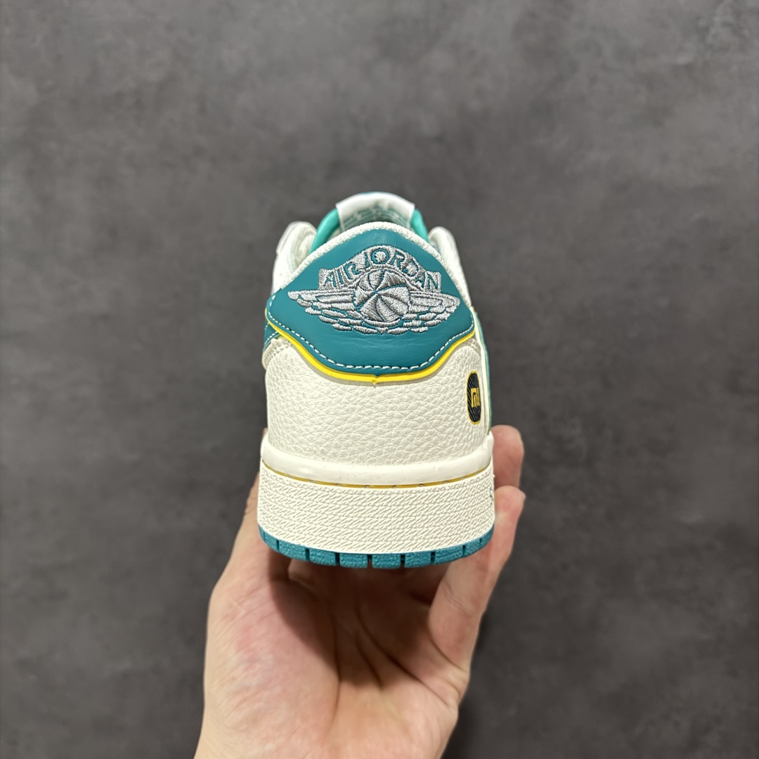 图片[4]-【定制版】Travis Scott x Fragment Design x Air Jordan 1 Low OG SP AJ1 小米Su7 联名款 低帮文化休闲板鞋 货号：XX3168 163 多方联名合作融合了Travis Scott 独特的音乐风格，藤原浩个性的设计风格以及Jordan品牌的经典元素 使其成为一双具有独特身份和价值的鞋子 清新而立体的外观加上联名标识更突出了其独特身份 这种配色方案显示出活力和时尚感 在视觉上引人注目 鞋身的质感和细腻的细节处理使其显得高端而格调十足 这款“倒钩”联名是设计与创意完美结合 融合多方的个性风格是一款备受瞩目的潮流鞋款  尺码：36 36.5 37.5 38 38.5 39 40 40.5 41 42 42.5 43 44 44.5 45-选品中心