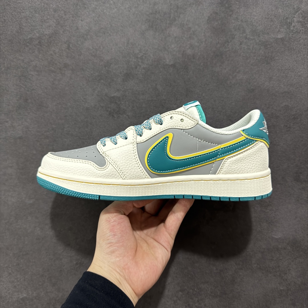 图片[2]-【定制版】Travis Scott x Fragment Design x Air Jordan 1 Low OG SP AJ1 小米Su7 联名款 低帮文化休闲板鞋 货号：XX3168 163 多方联名合作融合了Travis Scott 独特的音乐风格，藤原浩个性的设计风格以及Jordan品牌的经典元素 使其成为一双具有独特身份和价值的鞋子 清新而立体的外观加上联名标识更突出了其独特身份 这种配色方案显示出活力和时尚感 在视觉上引人注目 鞋身的质感和细腻的细节处理使其显得高端而格调十足 这款“倒钩”联名是设计与创意完美结合 融合多方的个性风格是一款备受瞩目的潮流鞋款  尺码：36 36.5 37.5 38 38.5 39 40 40.5 41 42 42.5 43 44 44.5 45-选品中心