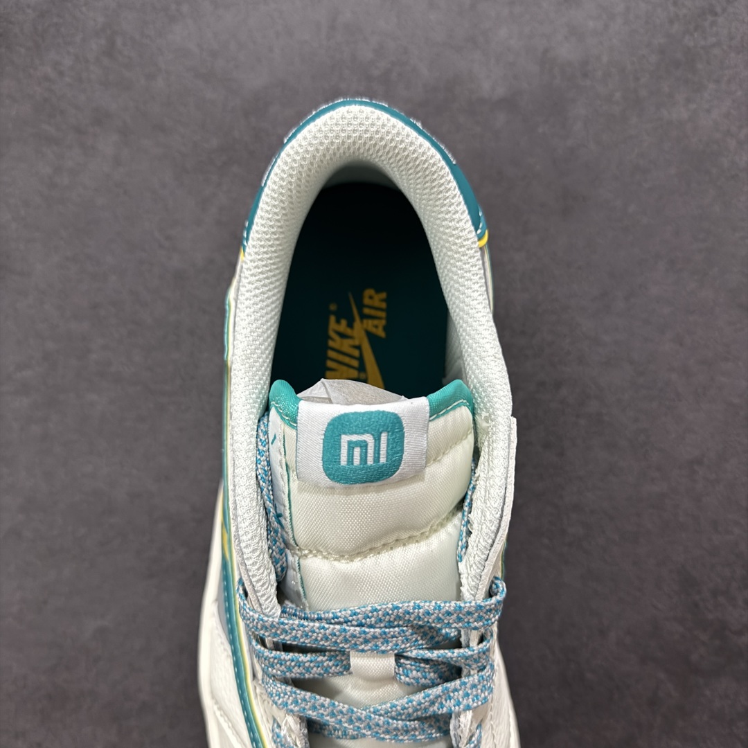 图片[7]-【定制版】Travis Scott x Fragment Design x Air Jordan 1 Low OG SP AJ1 小米Su7 联名款 低帮文化休闲板鞋 货号：XX3168 163 多方联名合作融合了Travis Scott 独特的音乐风格，藤原浩个性的设计风格以及Jordan品牌的经典元素 使其成为一双具有独特身份和价值的鞋子 清新而立体的外观加上联名标识更突出了其独特身份 这种配色方案显示出活力和时尚感 在视觉上引人注目 鞋身的质感和细腻的细节处理使其显得高端而格调十足 这款“倒钩”联名是设计与创意完美结合 融合多方的个性风格是一款备受瞩目的潮流鞋款  尺码：36 36.5 37.5 38 38.5 39 40 40.5 41 42 42.5 43 44 44.5 45-选品中心