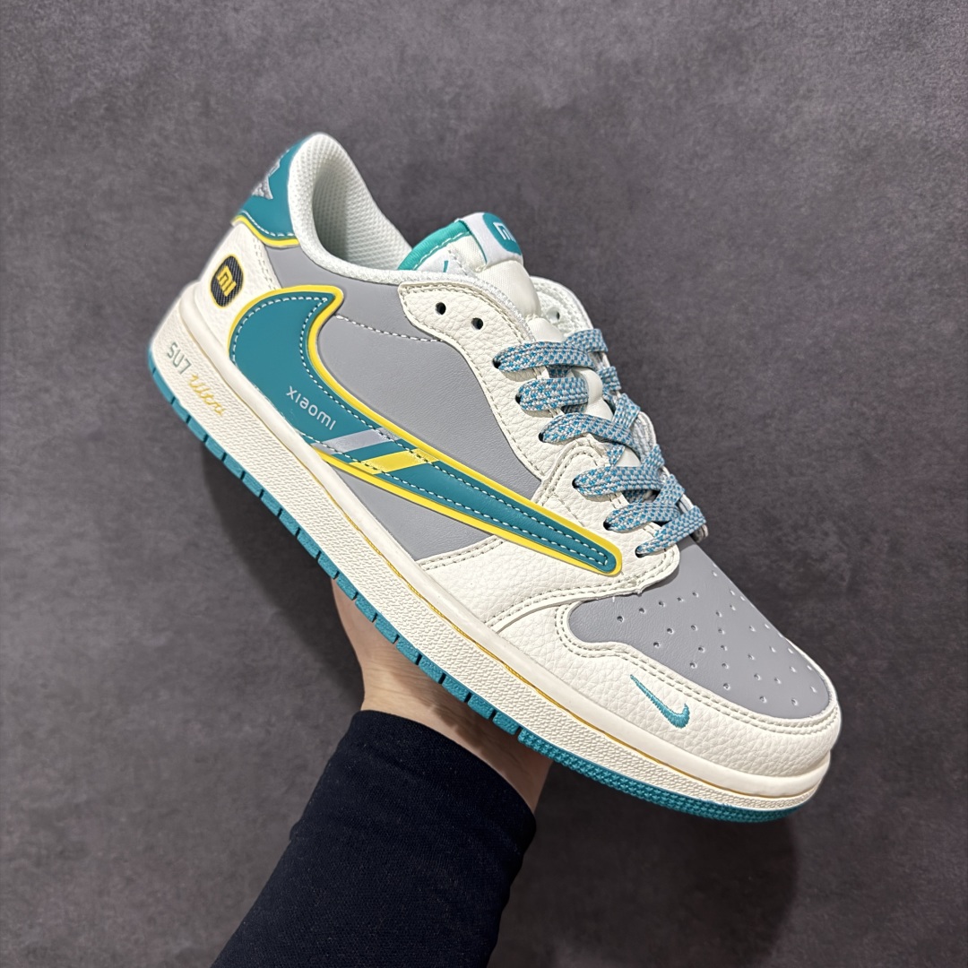 图片[3]-【定制版】Travis Scott x Fragment Design x Air Jordan 1 Low OG SP AJ1 小米Su7 联名款 低帮文化休闲板鞋 货号：XX3168 163 多方联名合作融合了Travis Scott 独特的音乐风格，藤原浩个性的设计风格以及Jordan品牌的经典元素 使其成为一双具有独特身份和价值的鞋子 清新而立体的外观加上联名标识更突出了其独特身份 这种配色方案显示出活力和时尚感 在视觉上引人注目 鞋身的质感和细腻的细节处理使其显得高端而格调十足 这款“倒钩”联名是设计与创意完美结合 融合多方的个性风格是一款备受瞩目的潮流鞋款  尺码：36 36.5 37.5 38 38.5 39 40 40.5 41 42 42.5 43 44 44.5 45-选品中心