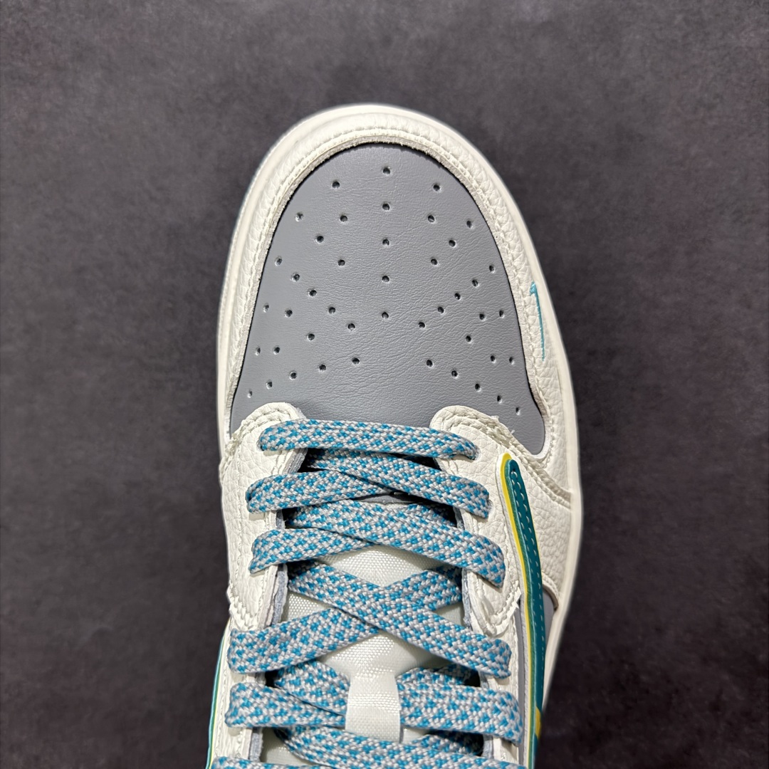 图片[8]-【定制版】Travis Scott x Fragment Design x Air Jordan 1 Low OG SP AJ1 小米Su7 联名款 低帮文化休闲板鞋 货号：XX3168 163 多方联名合作融合了Travis Scott 独特的音乐风格，藤原浩个性的设计风格以及Jordan品牌的经典元素 使其成为一双具有独特身份和价值的鞋子 清新而立体的外观加上联名标识更突出了其独特身份 这种配色方案显示出活力和时尚感 在视觉上引人注目 鞋身的质感和细腻的细节处理使其显得高端而格调十足 这款“倒钩”联名是设计与创意完美结合 融合多方的个性风格是一款备受瞩目的潮流鞋款  尺码：36 36.5 37.5 38 38.5 39 40 40.5 41 42 42.5 43 44 44.5 45-选品中心