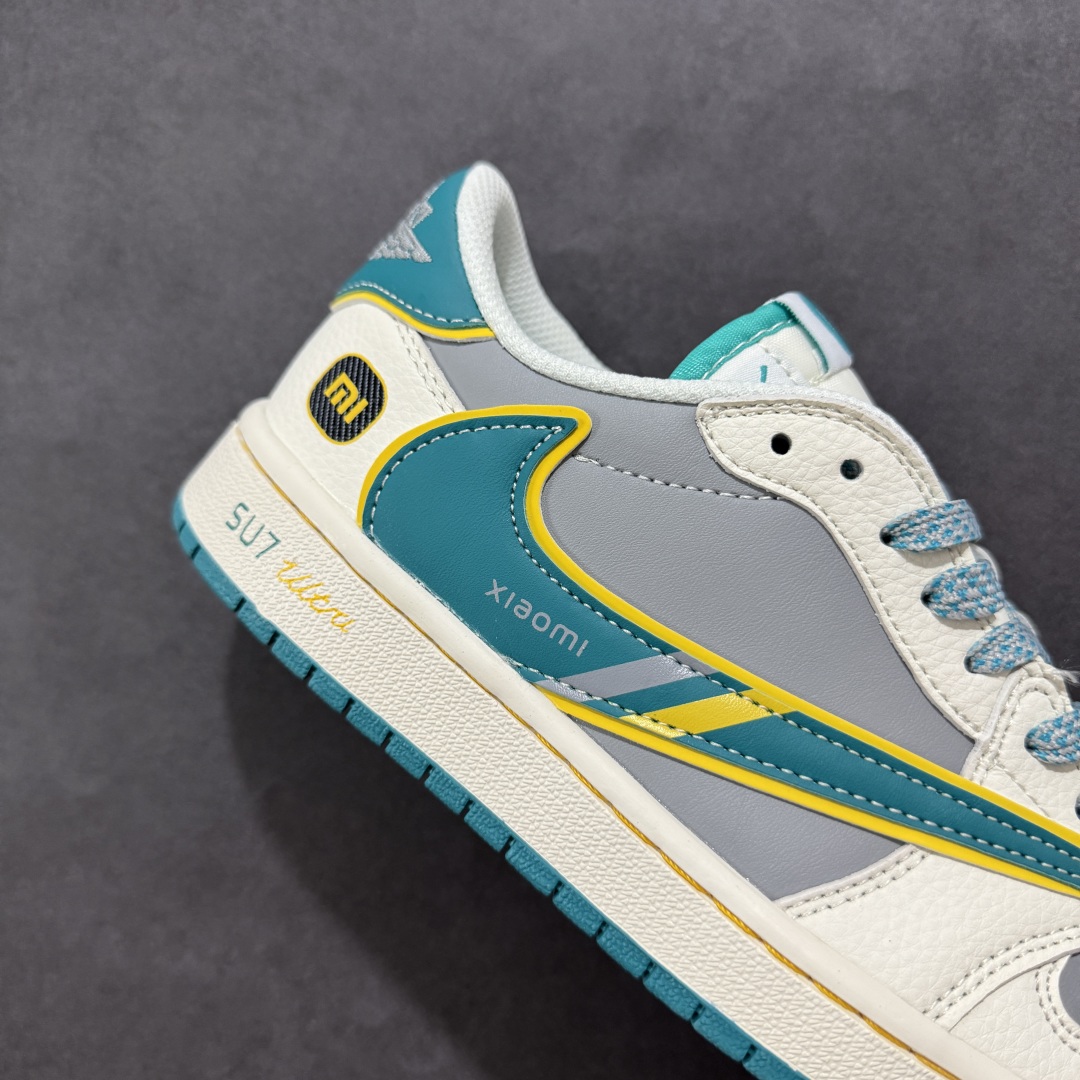 图片[6]-【定制版】Travis Scott x Fragment Design x Air Jordan 1 Low OG SP AJ1 小米Su7 联名款 低帮文化休闲板鞋 货号：XX3168 163 多方联名合作融合了Travis Scott 独特的音乐风格，藤原浩个性的设计风格以及Jordan品牌的经典元素 使其成为一双具有独特身份和价值的鞋子 清新而立体的外观加上联名标识更突出了其独特身份 这种配色方案显示出活力和时尚感 在视觉上引人注目 鞋身的质感和细腻的细节处理使其显得高端而格调十足 这款“倒钩”联名是设计与创意完美结合 融合多方的个性风格是一款备受瞩目的潮流鞋款  尺码：36 36.5 37.5 38 38.5 39 40 40.5 41 42 42.5 43 44 44.5 45-选品中心