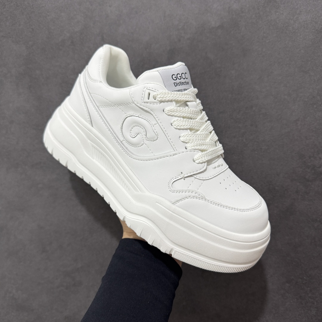 图片[3]-【公司级】2025赵露思同款 新晋潮流鞋靴品GGCC GG-CC 赛博做旧脏脏鞋【城市特工】 鞠婧祎上脚同款 厚底小白鞋 时髦look轻松定格 不费力展现率性氛围 原版正确大底 高档银盒 全套包装 赛博做旧工艺 耐看百搭 不拘一格 6.5cm增高厚底 大长腿既视感轻松拿捏 #越穿越喜欢系列 百搭不挑人 货号：G58U5338C 尺码：35 36 37 38 39 40-选品中心