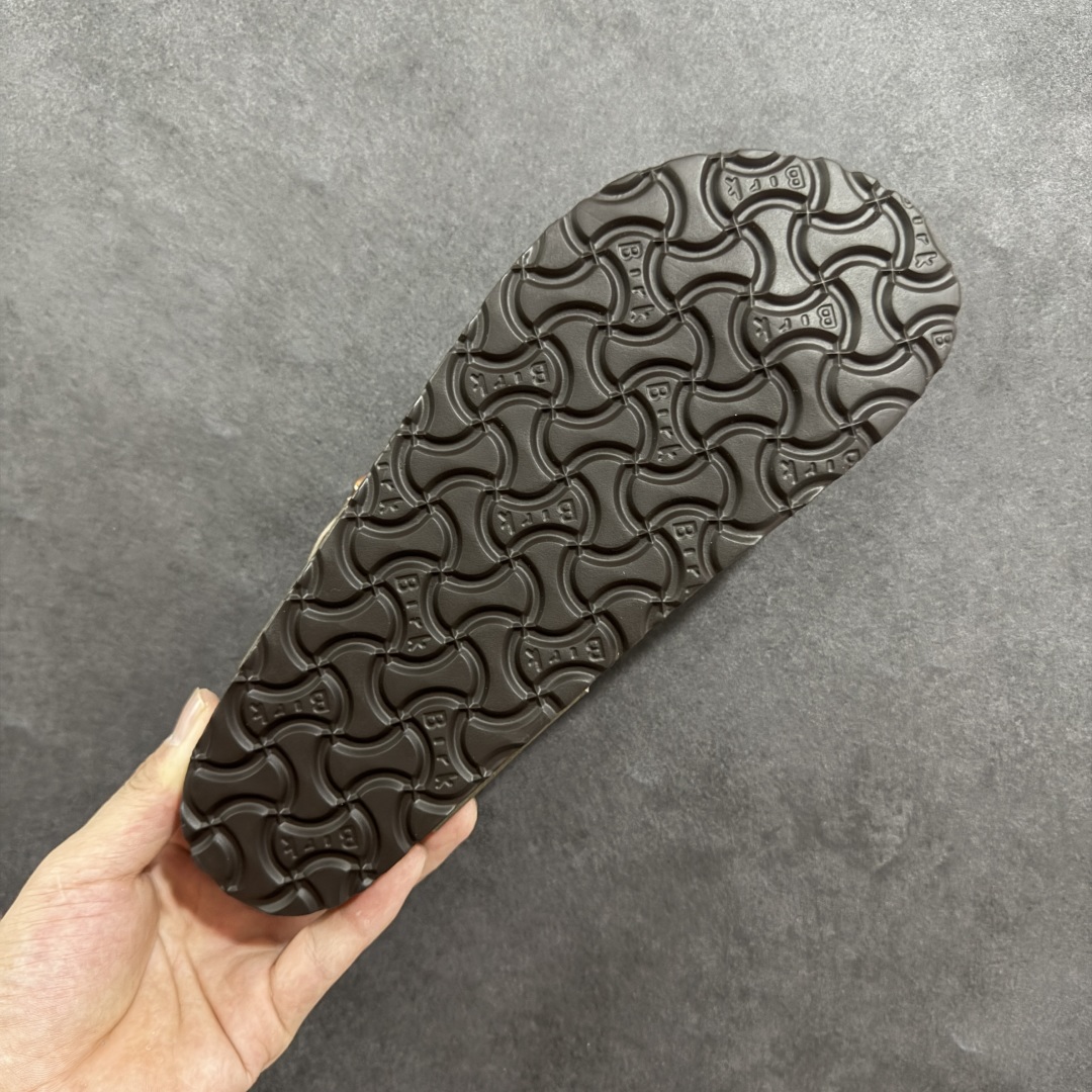 图片[9]-【公司级】博肯 Birkenstock 人字拖鞋 广东原产#德国百年知名鞋履品牌·博肯Birkenstock 勃肯#采用质地柔软牛皮绒面材质#中底搭载缓震软木橡胶 其特有的鞋床设计，贴合脚面穿着舒适 Birkenstock Milano中性软木鞋底经典款式，非常好搭，鞋底结实耐磨，适合夏天。 尺码：35-45(偏大一码)-选品中心