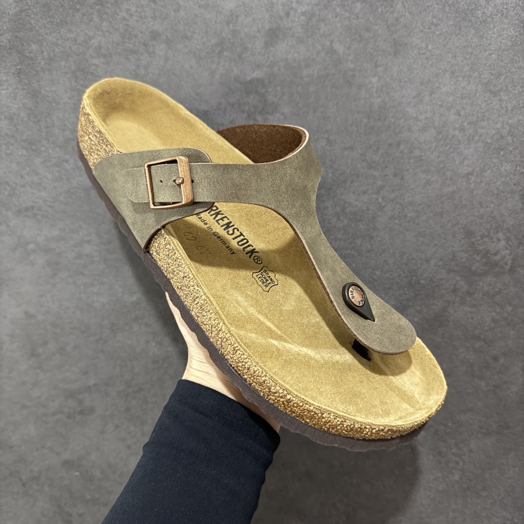 图片[3]-【公司级】博肯 Birkenstock 人字拖鞋 广东原产#德国百年知名鞋履品牌·博肯Birkenstock 勃肯#采用质地柔软牛皮绒面材质#中底搭载缓震软木橡胶 其特有的鞋床设计，贴合脚面穿着舒适 Birkenstock Milano中性软木鞋底经典款式，非常好搭，鞋底结实耐磨，适合夏天。 尺码：35-45(偏大一码)-选品中心