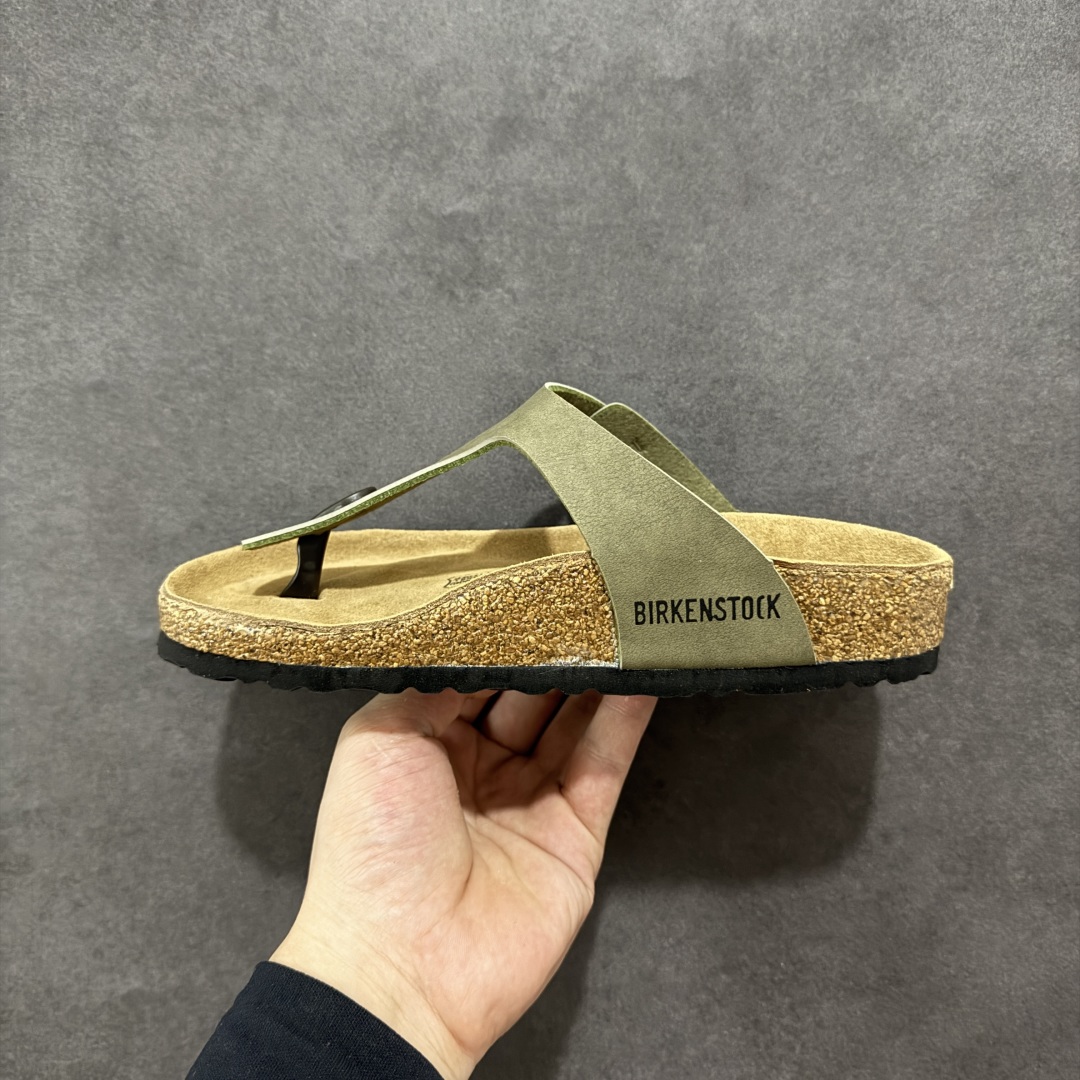 图片[2]-【公司级】博肯 Birkenstock 人字拖鞋 广东原产#德国百年知名鞋履品牌·博肯Birkenstock 勃肯#采用质地柔软牛皮绒面材质#中底搭载缓震软木橡胶 其特有的鞋床设计，贴合脚面穿着舒适 Birkenstock Milano中性软木鞋底经典款式，非常好搭，鞋底结实耐磨，适合夏天。 尺码：35-45(偏大一码)-选品中心