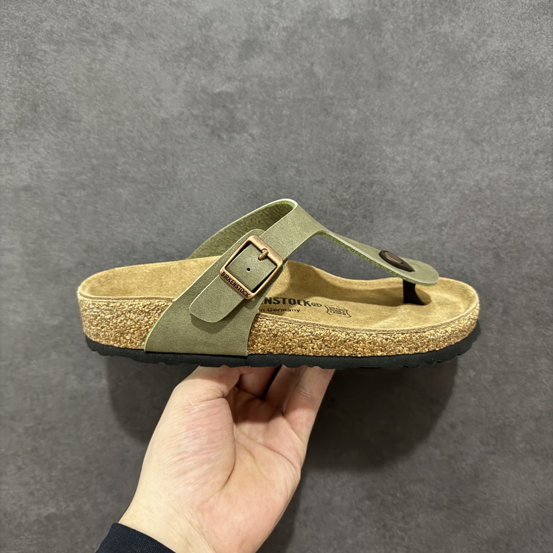 【公司级】博肯 Birkenstock 人字拖鞋 广东原产#德国百年知名鞋履品牌·博肯Birkenstock 勃肯#采用质地柔软牛皮绒面材质#中底搭载缓震软木橡胶 其特有的鞋床设计,贴合脚面穿着舒适 Birkenstock Milano中性软木鞋底经典款式,非常好搭,鞋底结实耐磨,适合夏天。 尺码:35-45(偏大一码)-选品中心