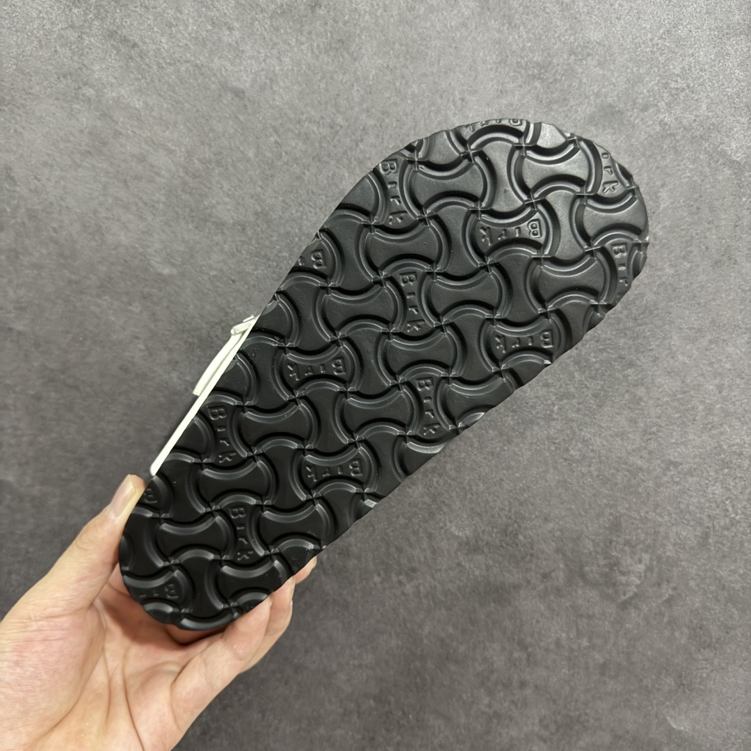 图片[9]-【公司级】博肯 Birkenstock 人字拖鞋 广东原产#德国百年知名鞋履品牌·博肯Birkenstock 勃肯#采用质地柔软牛皮绒面材质#中底搭载缓震软木橡胶 其特有的鞋床设计，贴合脚面穿着舒适 Birkenstock Milano中性软木鞋底经典款式，非常好搭，鞋底结实耐磨，适合夏天。 尺码：35-45(偏大一码)-选品中心