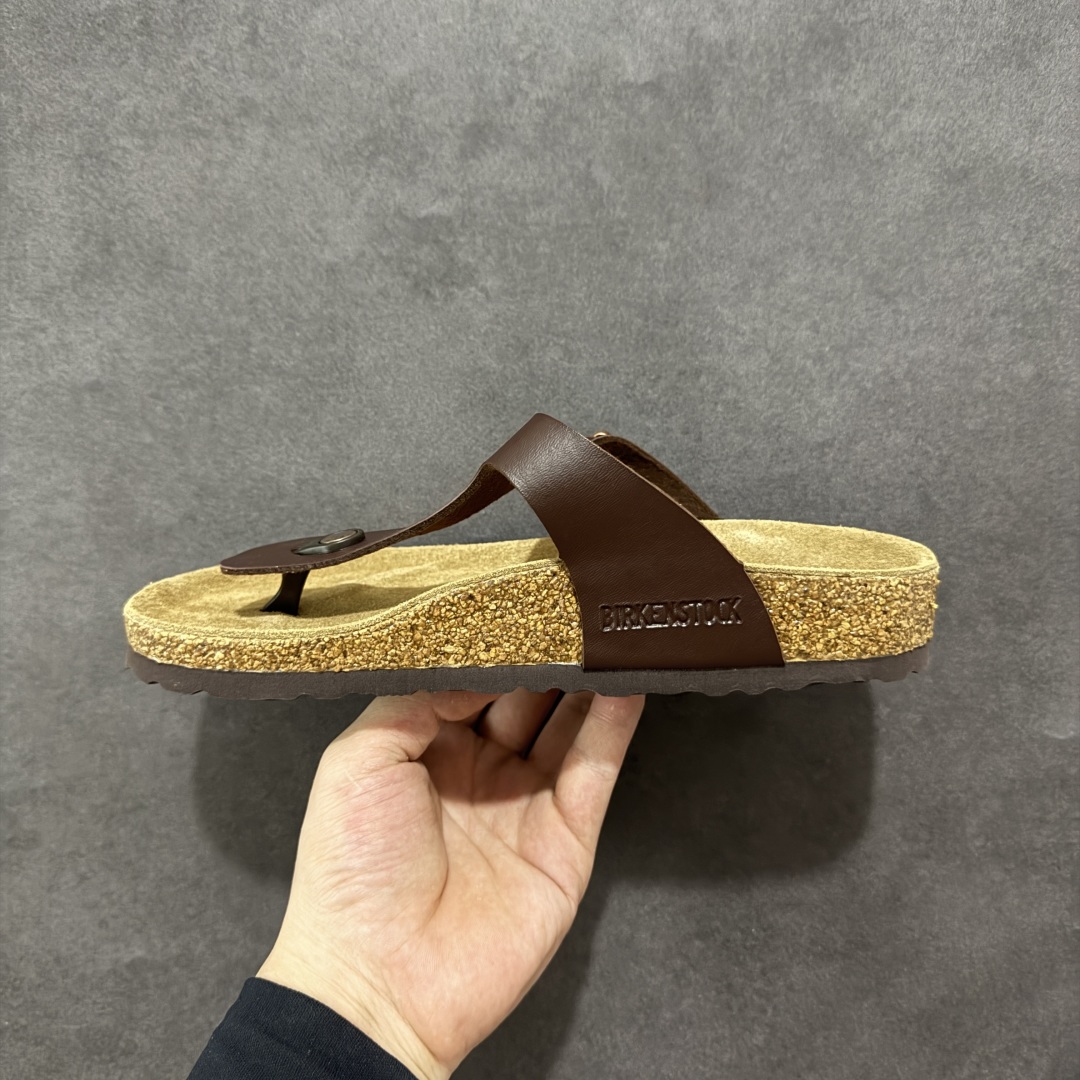 图片[2]-【公司级】博肯 Birkenstock 人字拖鞋 广东原产#德国百年知名鞋履品牌·博肯Birkenstock 勃肯#采用质地柔软牛皮绒面材质#中底搭载缓震软木橡胶 其特有的鞋床设计，贴合脚面穿着舒适 Birkenstock Milano中性软木鞋底经典款式，非常好搭，鞋底结实耐磨，适合夏天。 尺码：35-45(偏大一码)-选品中心