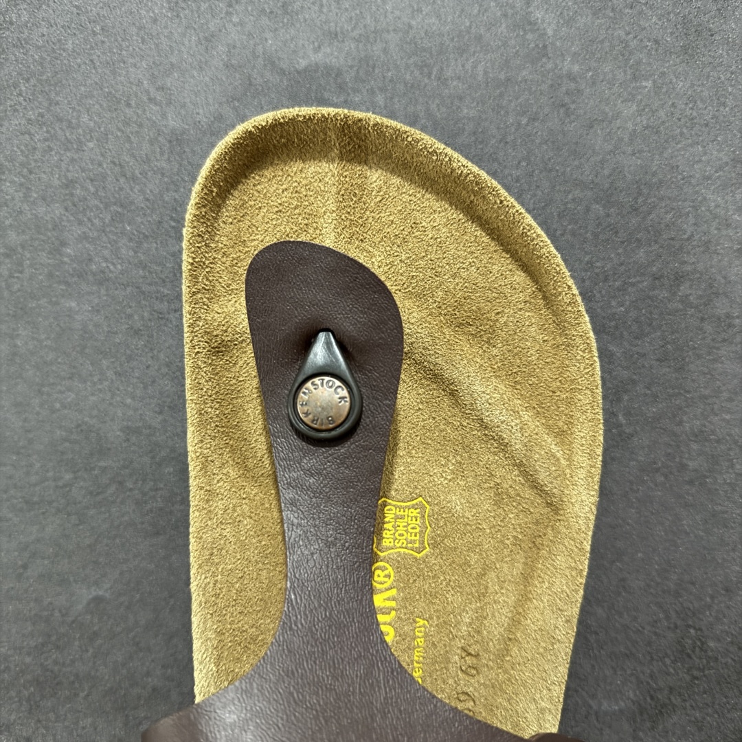 图片[8]-【公司级】博肯 Birkenstock 人字拖鞋 广东原产#德国百年知名鞋履品牌·博肯Birkenstock 勃肯#采用质地柔软牛皮绒面材质#中底搭载缓震软木橡胶 其特有的鞋床设计，贴合脚面穿着舒适 Birkenstock Milano中性软木鞋底经典款式，非常好搭，鞋底结实耐磨，适合夏天。 尺码：35-45(偏大一码)-选品中心