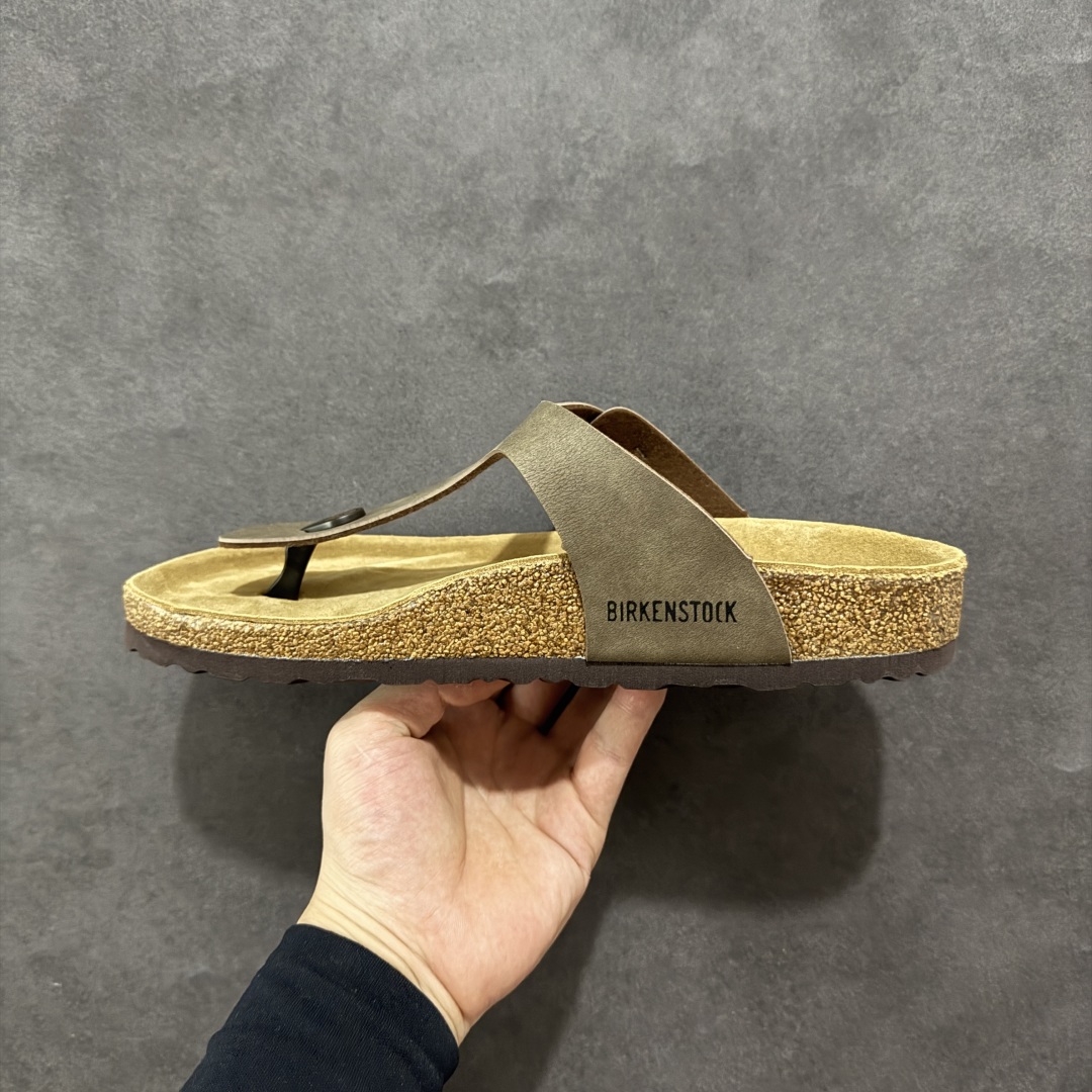 图片[2]-【公司级】博肯 Birkenstock 人字拖鞋 广东原产#德国百年知名鞋履品牌·博肯Birkenstock 勃肯#采用质地柔软牛皮绒面材质#中底搭载缓震软木橡胶 其特有的鞋床设计，贴合脚面穿着舒适 Birkenstock Milano中性软木鞋底经典款式，非常好搭，鞋底结实耐磨，适合夏天。 尺码：35-45(偏大一码)-选品中心