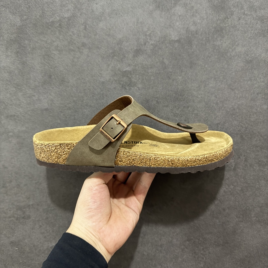 【公司级】博肯 Birkenstock 人字拖鞋 广东原产#德国百年知名鞋履品牌·博肯Birkenstock 勃肯#采用质地柔软牛皮绒面材质#中底搭载缓震软木橡胶 其特有的鞋床设计,贴合脚面穿着舒适 Birkenstock Milano中性软木鞋底经典款式,非常好搭,鞋底结实耐磨,适合夏天。 尺码:35-45(偏大一码)-选品中心