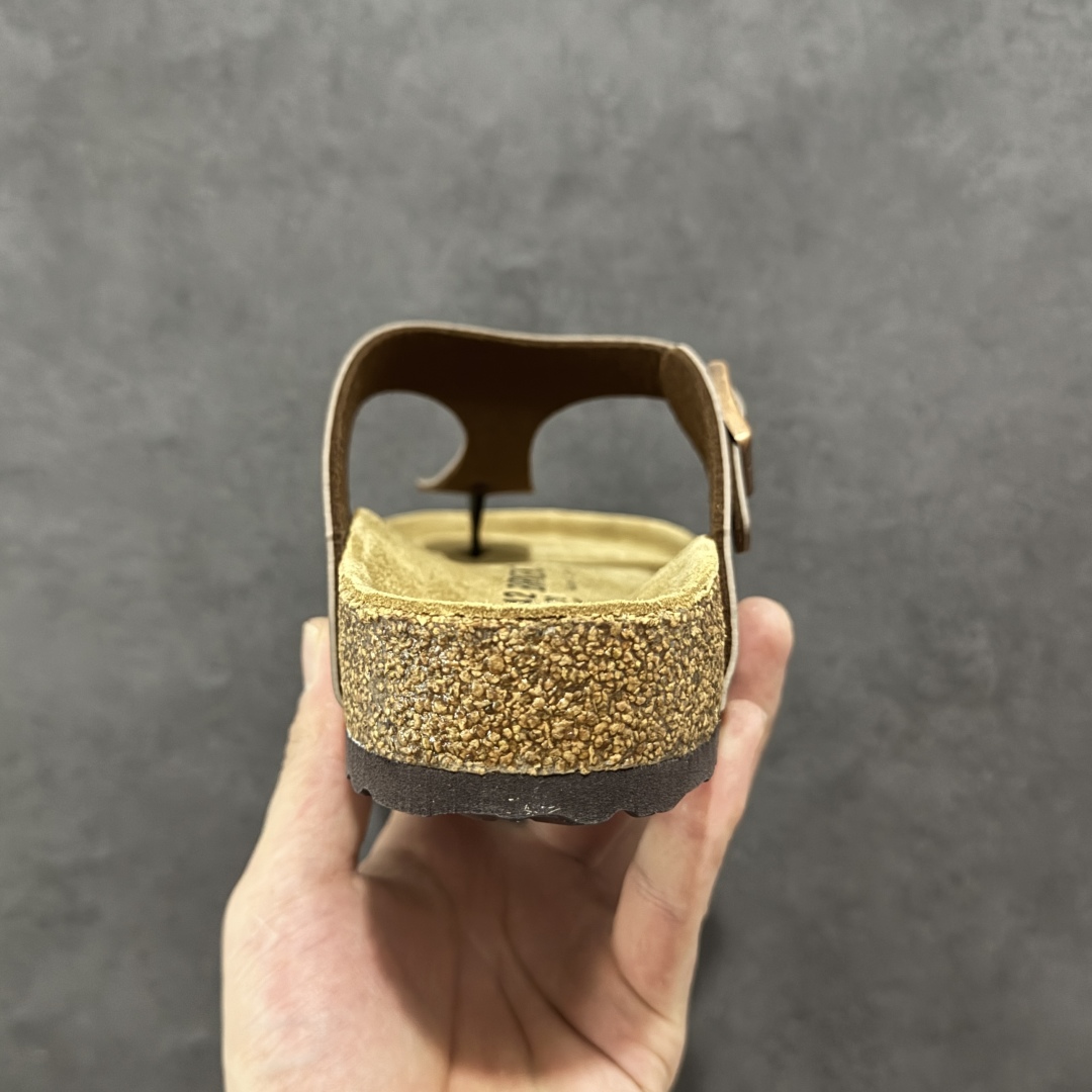图片[4]-【公司级】博肯 Birkenstock 人字拖鞋 广东原产#德国百年知名鞋履品牌·博肯Birkenstock 勃肯#采用质地柔软牛皮绒面材质#中底搭载缓震软木橡胶 其特有的鞋床设计，贴合脚面穿着舒适 Birkenstock Milano中性软木鞋底经典款式，非常好搭，鞋底结实耐磨，适合夏天。 尺码：35-45(偏大一码)-选品中心