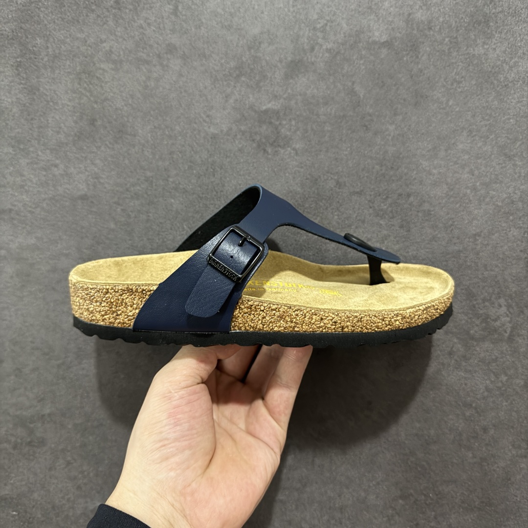 【公司级】博肯 Birkenstock 人字拖鞋 广东原产#德国百年知名鞋履品牌·博肯Birkenstock 勃肯#采用质地柔软牛皮绒面材质#中底搭载缓震软木橡胶 其特有的鞋床设计,贴合脚面穿着舒适 Birkenstock Milano中性软木鞋底经典款式,非常好搭,鞋底结实耐磨,适合夏天。 尺码:35-45(偏大一码)-选品中心