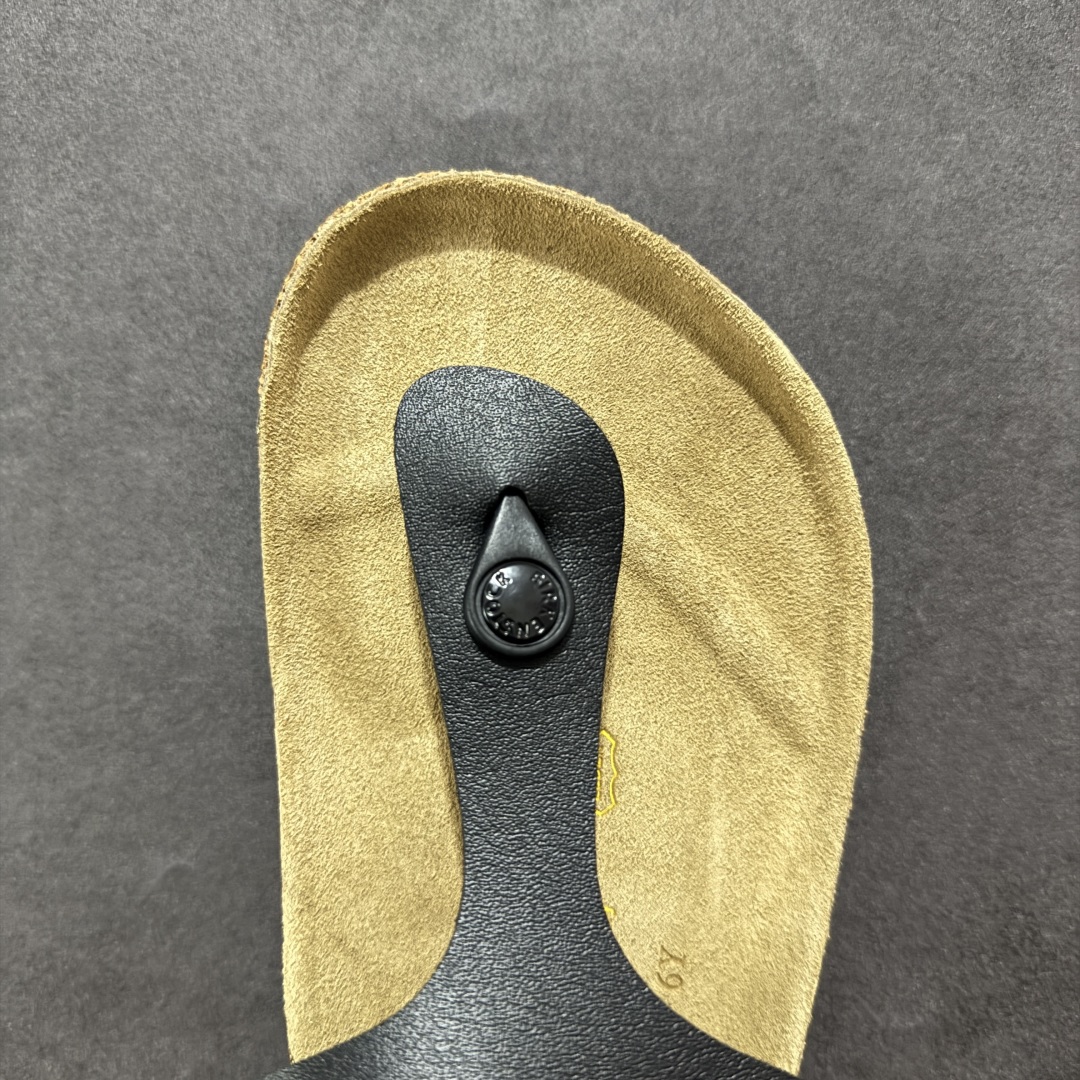 图片[8]-【公司级】博肯 Birkenstock 人字拖鞋 广东原产#德国百年知名鞋履品牌·博肯Birkenstock 勃肯#采用质地柔软牛皮绒面材质#中底搭载缓震软木橡胶 其特有的鞋床设计，贴合脚面穿着舒适 Birkenstock Milano中性软木鞋底经典款式，非常好搭，鞋底结实耐磨，适合夏天。 尺码：35-45(偏大一码)-选品中心