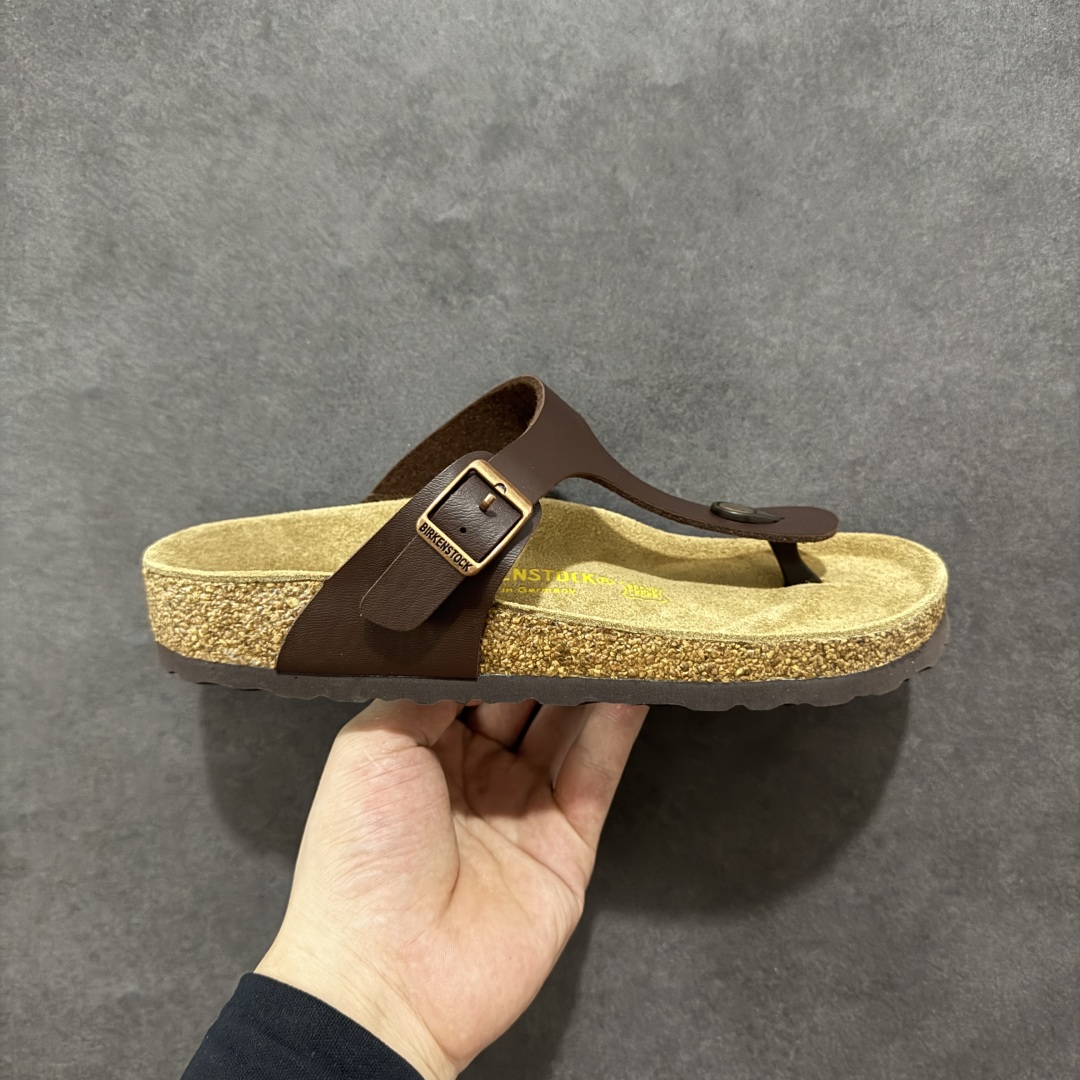 【公司级】博肯 Birkenstock 人字拖鞋 广东原产#德国百年知名鞋履品牌·博肯Birkenstock 勃肯#采用质地柔软牛皮绒面材质#中底搭载缓震软木橡胶 其特有的鞋床设计,贴合脚面穿着舒适 Birkenstock Milano中性软木鞋底经典款式,非常好搭,鞋底结实耐磨,适合夏天。 尺码:35-45(偏大一码)-选品中心