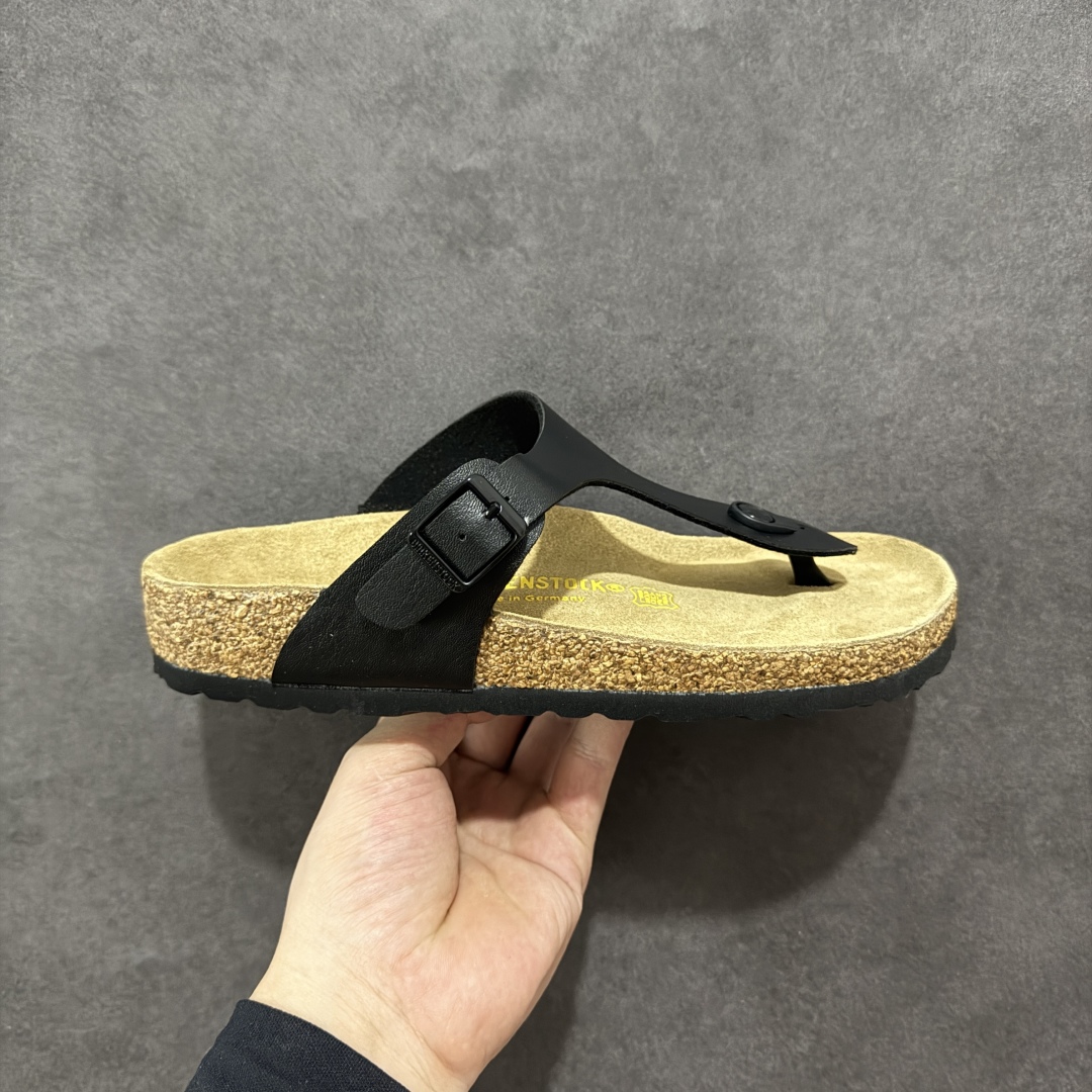 【公司级】博肯 Birkenstock 人字拖鞋 广东原产#德国百年知名鞋履品牌·博肯Birkenstock 勃肯#采用质地柔软牛皮绒面材质#中底搭载缓震软木橡胶 其特有的鞋床设计,贴合脚面穿着舒适 Birkenstock Milano中性软木鞋底经典款式,非常好搭,鞋底结实耐磨,适合夏天。 尺码:35-45(偏大一码)-选品中心