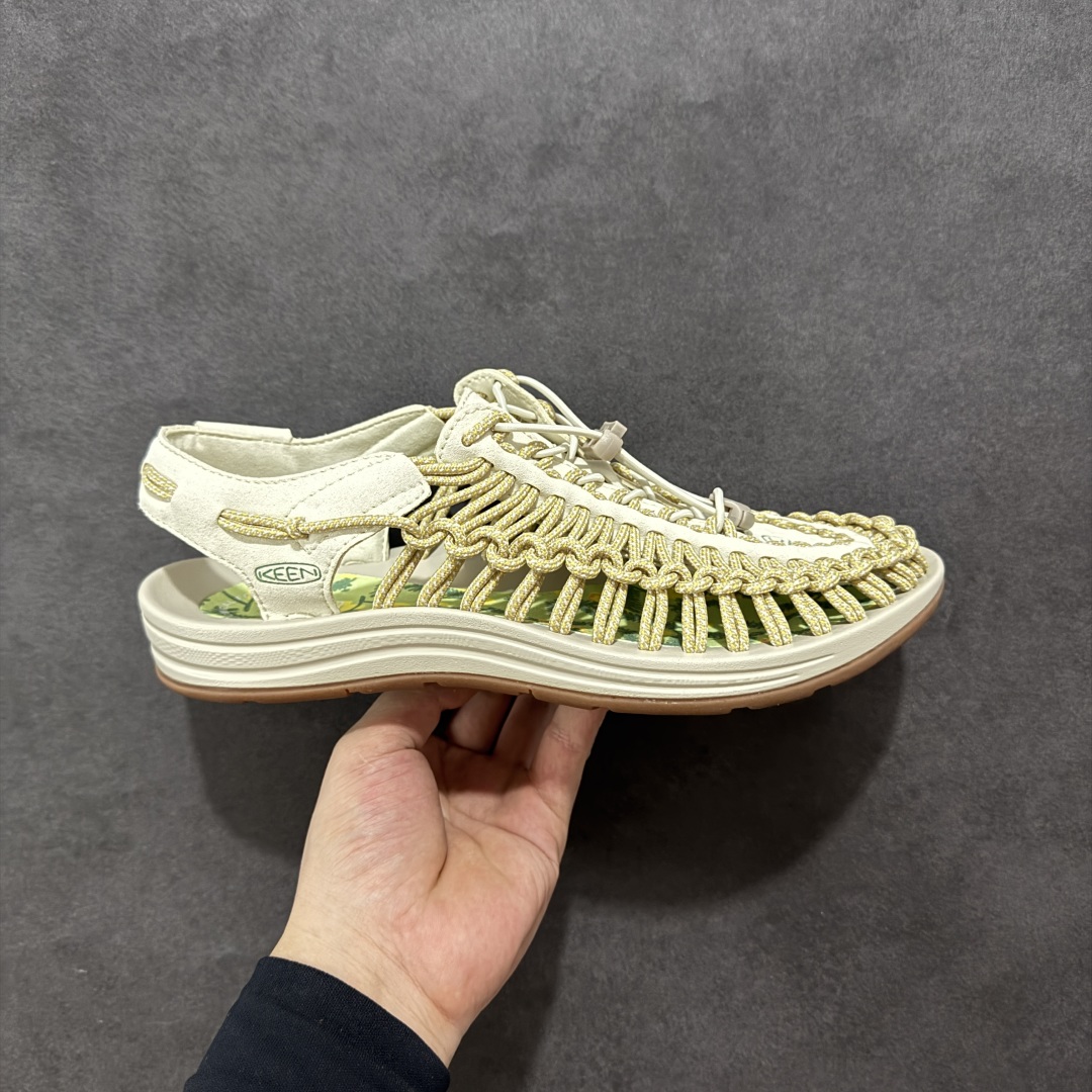 【公司级】人气户外休闲鞋品牌-科恩Keen Uneek Flat-M 平底编织弹力穿搭溯溪涉水休闲户外凉鞋 外贸订单出口品质 采用进口机台编制两根尼龙绳组成鞋面(快干衬里原料!!) 原装轻量级EVA中底缓震材质组合防滑橡胶外底部 夏季潮鞋,文青界的凉鞋至尊 都市机能户外品牌 KEEN 向来积极为其旗下大热鞋款 UNEEK 推出联名款,后跟为全封闭设计,快干衬里,HIGH-TRACTION橡胶外底,及轻量级EVA中底,达到轻量缓震的同时减轻重量。 尺码:36 37 38 40 41 42 43 44 45-选品中心