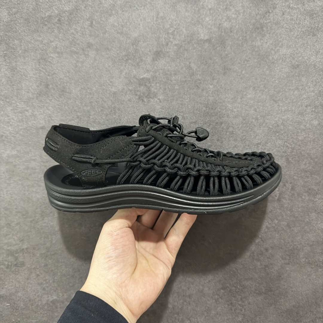 【公司级】人气户外休闲鞋品牌-科恩Keen Uneek Flat-M 平底编织弹力穿搭溯溪涉水休闲户外凉鞋 外贸订单出口品质 采用进口机台编制两根尼龙绳组成鞋面(快干衬里原料!!) 原装轻量级EVA中底缓震材质组合防滑橡胶外底部 夏季潮鞋,文青界的凉鞋至尊 都市机能户外品牌 KEEN 向来积极为其旗下大热鞋款 UNEEK 推出联名款,后跟为全封闭设计,快干衬里,HIGH-TRACTION橡胶外底,及轻量级EVA中底,达到轻量缓震的同时减轻重量。 尺码:36 37 38 40 41 42 43 44 45-选品中心