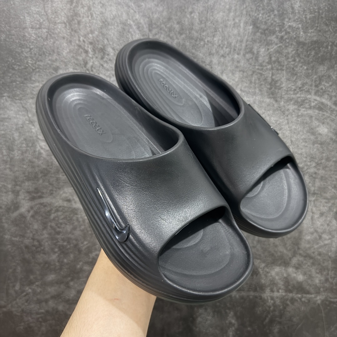 【正确组合底版】Nike ReactX Rejuven8 Slide Black 时尚舒适 防滑防磨一字拖鞋 男款 黑色 HV4479-001 正确组合底 超高清洁度 完美版型 区别市面通货 采用质感柔软且出众回弹的 ReactX泡绵，发泡组合大底 脚感十分舒适，缔造非凡舒适的日常穿着体验，助你保持活力。  尺码：36-45-选品中心