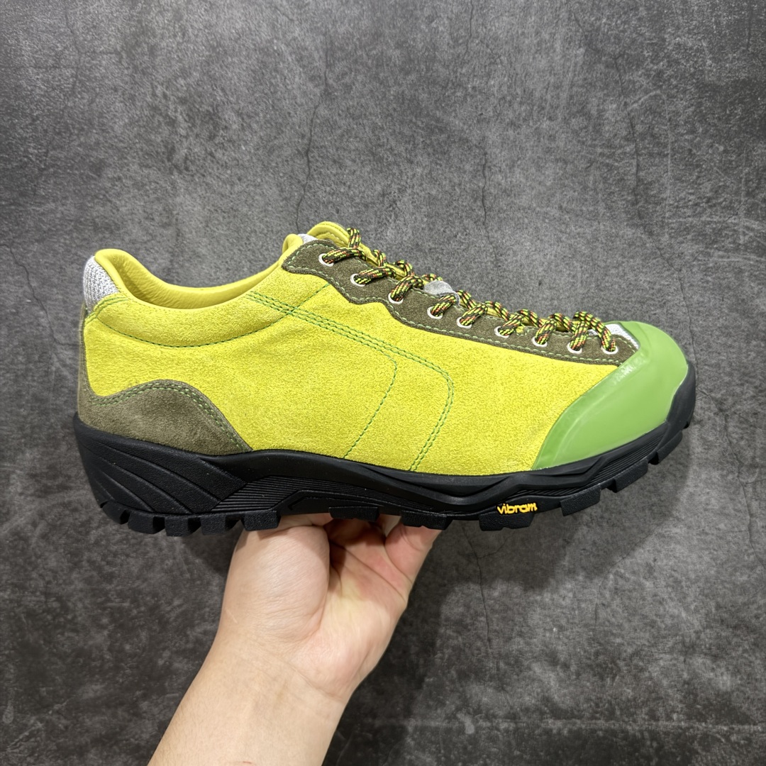 【莞产渠道】TEARS.RIP联名Tres Bien小众德训鞋男士户外休闲鞋露营旅行徒步鞋 来自瑞典的复合式选品店 TRÈS BIEN 今番正式推出名为「TRÈS BIEN EVERYWEAR」的系列,旨在提供消费者一个适合任何场合的衣柜,其中即包括携手义大利制鞋厂牌 Diemme 合作的全新联名鞋履。 该款以 Diemme Modiva Suede Hiker 为基础,专注于时尚外观、耐用实穿性进行改造,采用绒面革鞋面搭配全皮衬里,而活泼的对比元素、撞色效果更为设计亮点,包括突出的鞋舌网眼布料、粉色橡胶鞋头、后跟加固配置等,最后搭载 Vibram® 外底完善优秀抓地力 尺码:39-45-选品中心