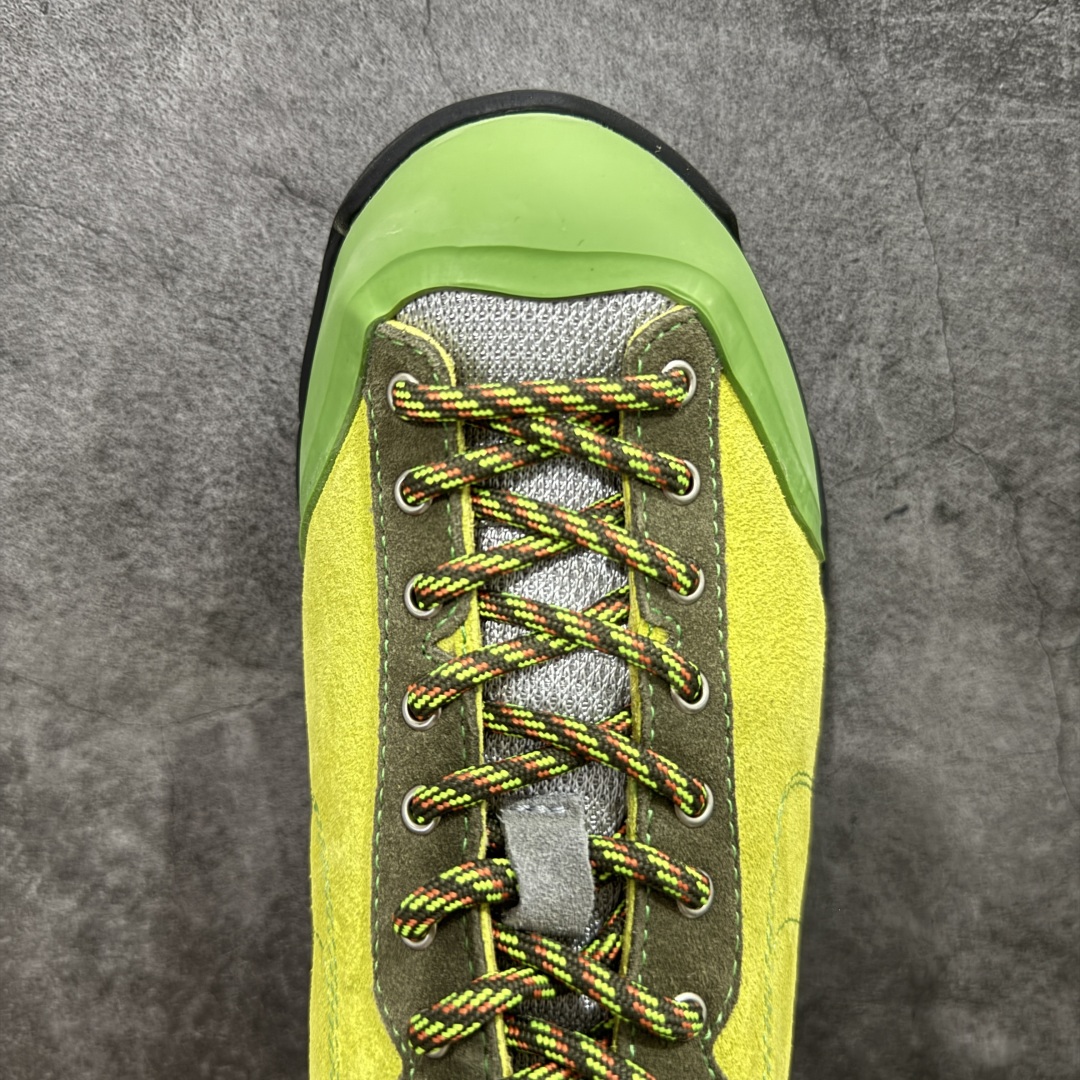 图片[5]-【莞产渠道】TEARS.RIP联名Tres Bien小众德训鞋男士户外休闲鞋露营旅行徒步鞋 来自瑞典的复合式选品店 TRÈS BIEN 今番正式推出名为「TRÈS BIEN EVERYWEAR」的系列，旨在提供消费者一个适合任何场合的衣柜，其中即包括携手义大利制鞋厂牌 Diemme 合作的全新联名鞋履。 该款以 Diemme Modiva Suede Hiker 为基础，专注于时尚外观、耐用实穿性进行改造，采用绒面革鞋面搭配全皮衬里，而活泼的对比元素、撞色效果更为设计亮点，包括突出的鞋舌网眼布料、粉色橡胶鞋头、后跟加固配置等，最后搭载 Vibram® 外底完善优秀抓地力 尺码：39-45-选品中心