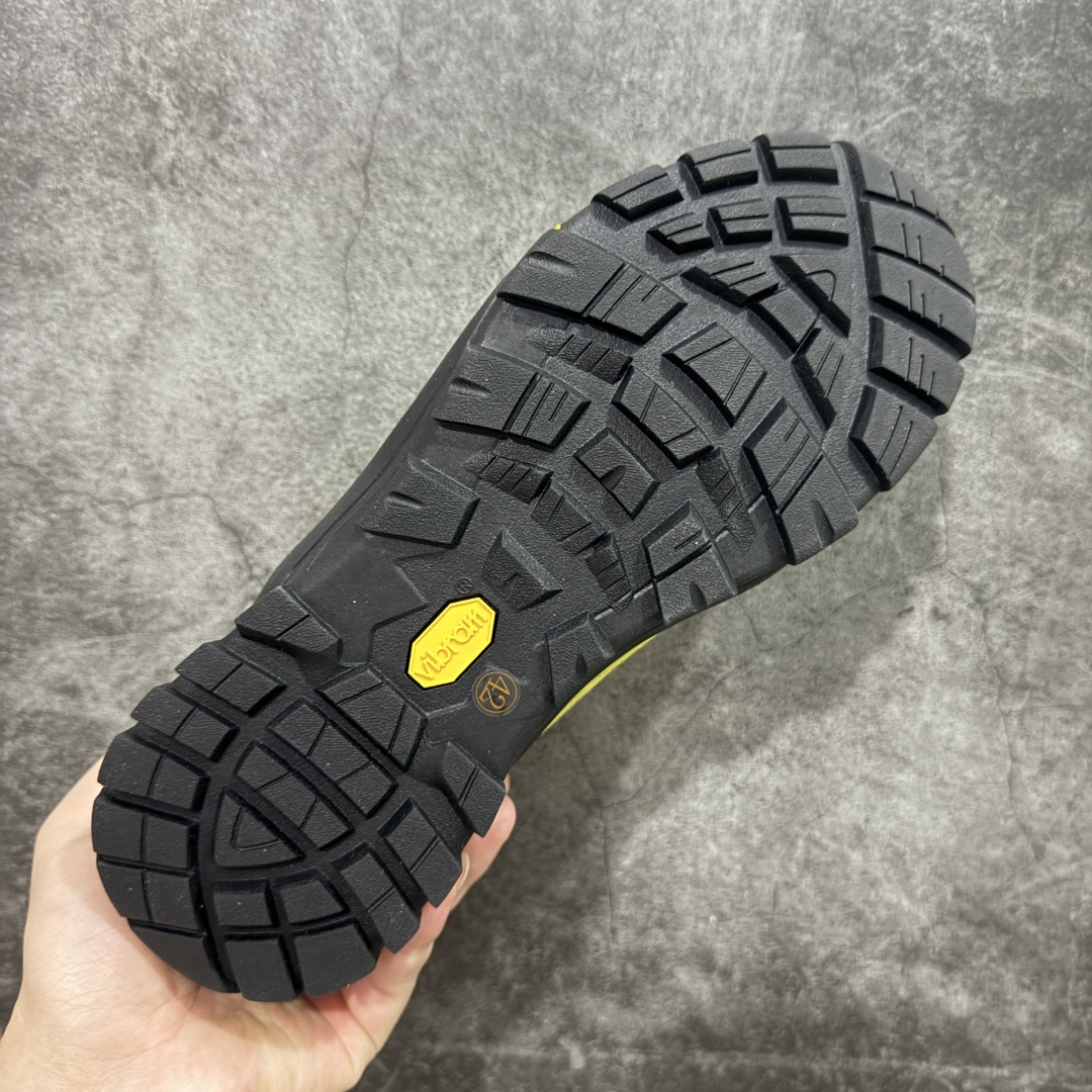 图片[9]-【莞产渠道】TEARS.RIP联名Tres Bien小众德训鞋男士户外休闲鞋露营旅行徒步鞋 来自瑞典的复合式选品店 TRÈS BIEN 今番正式推出名为「TRÈS BIEN EVERYWEAR」的系列，旨在提供消费者一个适合任何场合的衣柜，其中即包括携手义大利制鞋厂牌 Diemme 合作的全新联名鞋履。 该款以 Diemme Modiva Suede Hiker 为基础，专注于时尚外观、耐用实穿性进行改造，采用绒面革鞋面搭配全皮衬里，而活泼的对比元素、撞色效果更为设计亮点，包括突出的鞋舌网眼布料、粉色橡胶鞋头、后跟加固配置等，最后搭载 Vibram® 外底完善优秀抓地力 尺码：39-45-选品中心