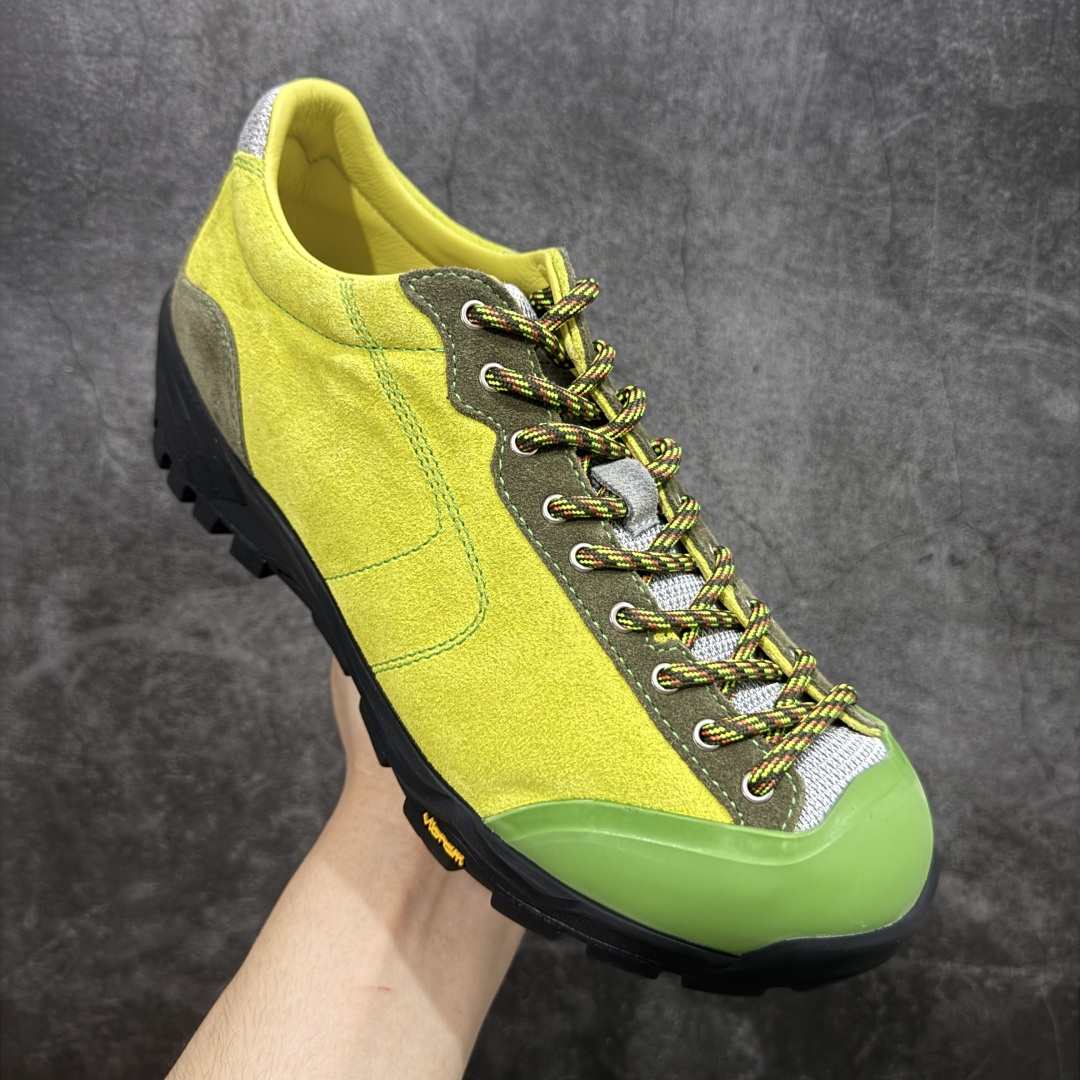 图片[3]-【莞产渠道】TEARS.RIP联名Tres Bien小众德训鞋男士户外休闲鞋露营旅行徒步鞋 来自瑞典的复合式选品店 TRÈS BIEN 今番正式推出名为「TRÈS BIEN EVERYWEAR」的系列，旨在提供消费者一个适合任何场合的衣柜，其中即包括携手义大利制鞋厂牌 Diemme 合作的全新联名鞋履。 该款以 Diemme Modiva Suede Hiker 为基础，专注于时尚外观、耐用实穿性进行改造，采用绒面革鞋面搭配全皮衬里，而活泼的对比元素、撞色效果更为设计亮点，包括突出的鞋舌网眼布料、粉色橡胶鞋头、后跟加固配置等，最后搭载 Vibram® 外底完善优秀抓地力 尺码：39-45-选品中心