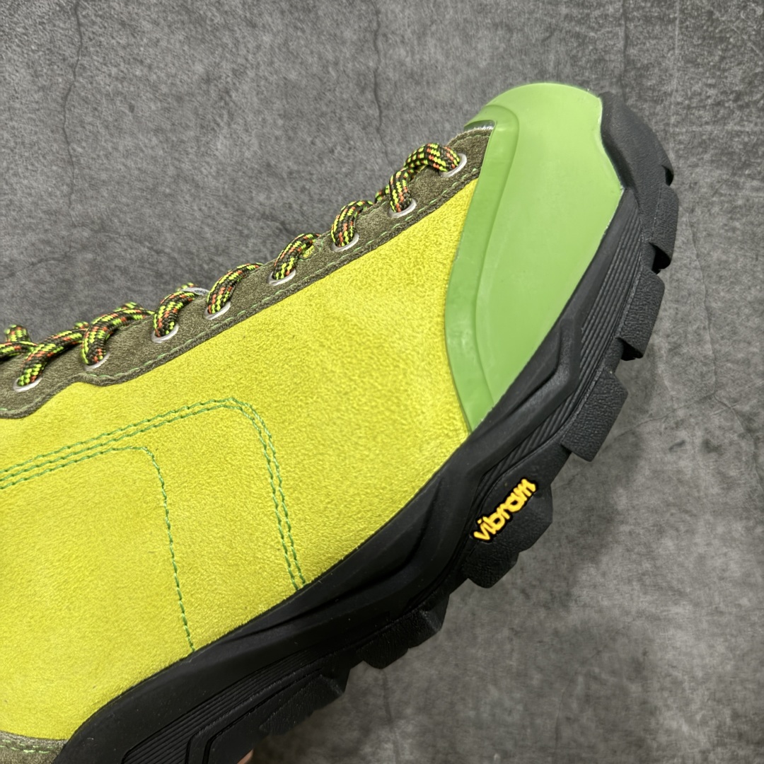 图片[6]-【莞产渠道】TEARS.RIP联名Tres Bien小众德训鞋男士户外休闲鞋露营旅行徒步鞋 来自瑞典的复合式选品店 TRÈS BIEN 今番正式推出名为「TRÈS BIEN EVERYWEAR」的系列，旨在提供消费者一个适合任何场合的衣柜，其中即包括携手义大利制鞋厂牌 Diemme 合作的全新联名鞋履。 该款以 Diemme Modiva Suede Hiker 为基础，专注于时尚外观、耐用实穿性进行改造，采用绒面革鞋面搭配全皮衬里，而活泼的对比元素、撞色效果更为设计亮点，包括突出的鞋舌网眼布料、粉色橡胶鞋头、后跟加固配置等，最后搭载 Vibram® 外底完善优秀抓地力 尺码：39-45-选品中心