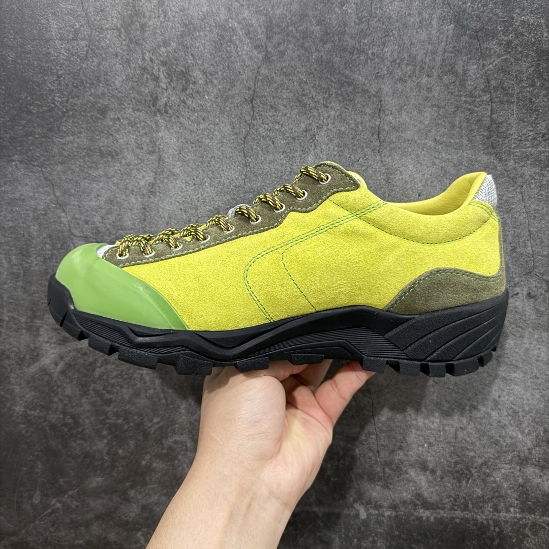 图片[2]-【莞产渠道】TEARS.RIP联名Tres Bien小众德训鞋男士户外休闲鞋露营旅行徒步鞋 来自瑞典的复合式选品店 TRÈS BIEN 今番正式推出名为「TRÈS BIEN EVERYWEAR」的系列，旨在提供消费者一个适合任何场合的衣柜，其中即包括携手义大利制鞋厂牌 Diemme 合作的全新联名鞋履。 该款以 Diemme Modiva Suede Hiker 为基础，专注于时尚外观、耐用实穿性进行改造，采用绒面革鞋面搭配全皮衬里，而活泼的对比元素、撞色效果更为设计亮点，包括突出的鞋舌网眼布料、粉色橡胶鞋头、后跟加固配置等，最后搭载 Vibram® 外底完善优秀抓地力 尺码：39-45-选品中心