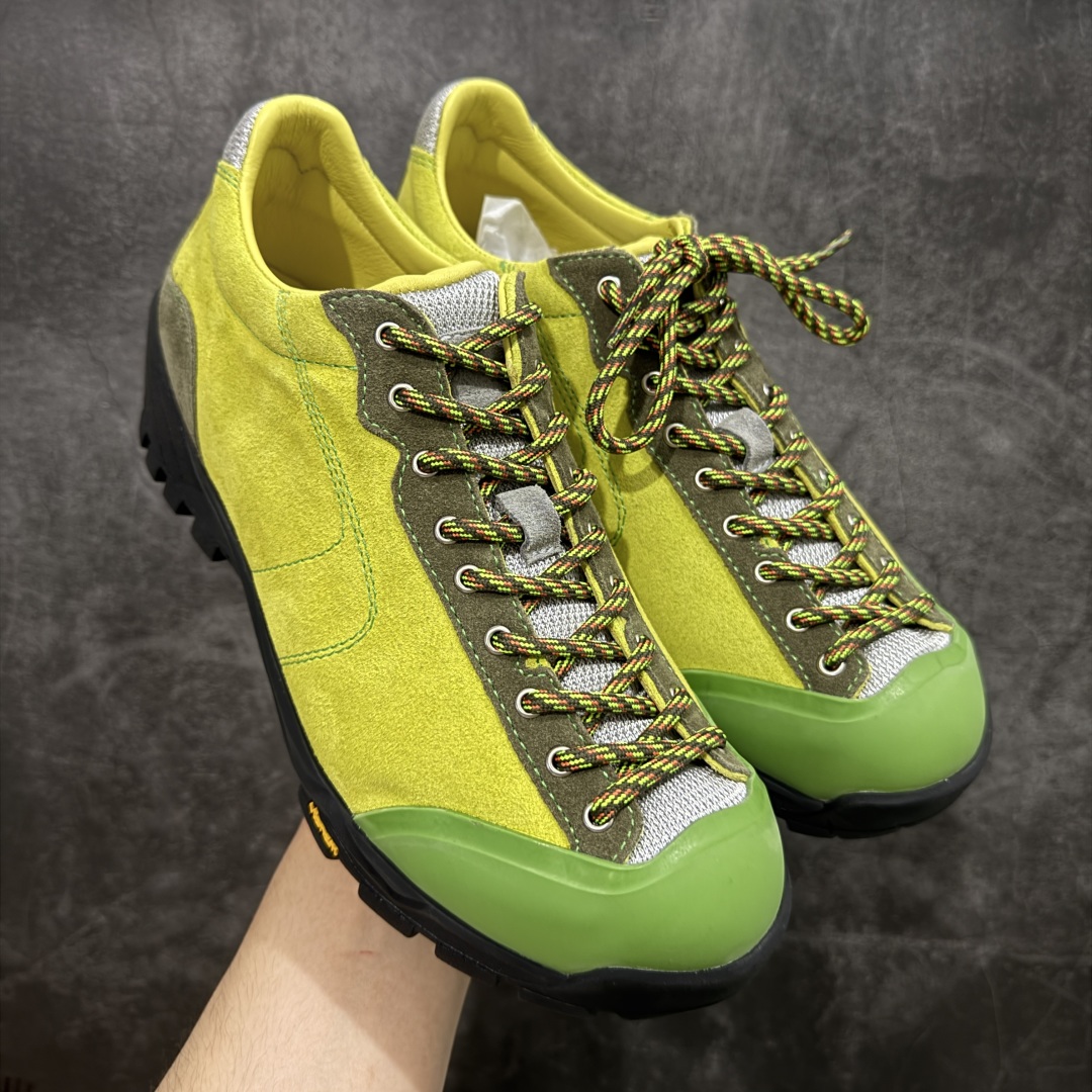 【莞产渠道】TEARS.RIP联名Tres Bien小众德训鞋男士户外休闲鞋露营旅行徒步鞋 来自瑞典的复合式选品店 TRÈS BIEN 今番正式推出名为「TRÈS BIEN EVERYWEAR」的系列，旨在提供消费者一个适合任何场合的衣柜，其中即包括携手义大利制鞋厂牌 Diemme 合作的全新联名鞋履。 该款以 Diemme Modiva Suede Hiker 为基础，专注于时尚外观、耐用实穿性进行改造，采用绒面革鞋面搭配全皮衬里，而活泼的对比元素、撞色效果更为设计亮点，包括突出的鞋舌网眼布料、粉色橡胶鞋头、后跟加固配置等，最后搭载 Vibram® 外底完善优秀抓地力 尺码：39-45-选品中心