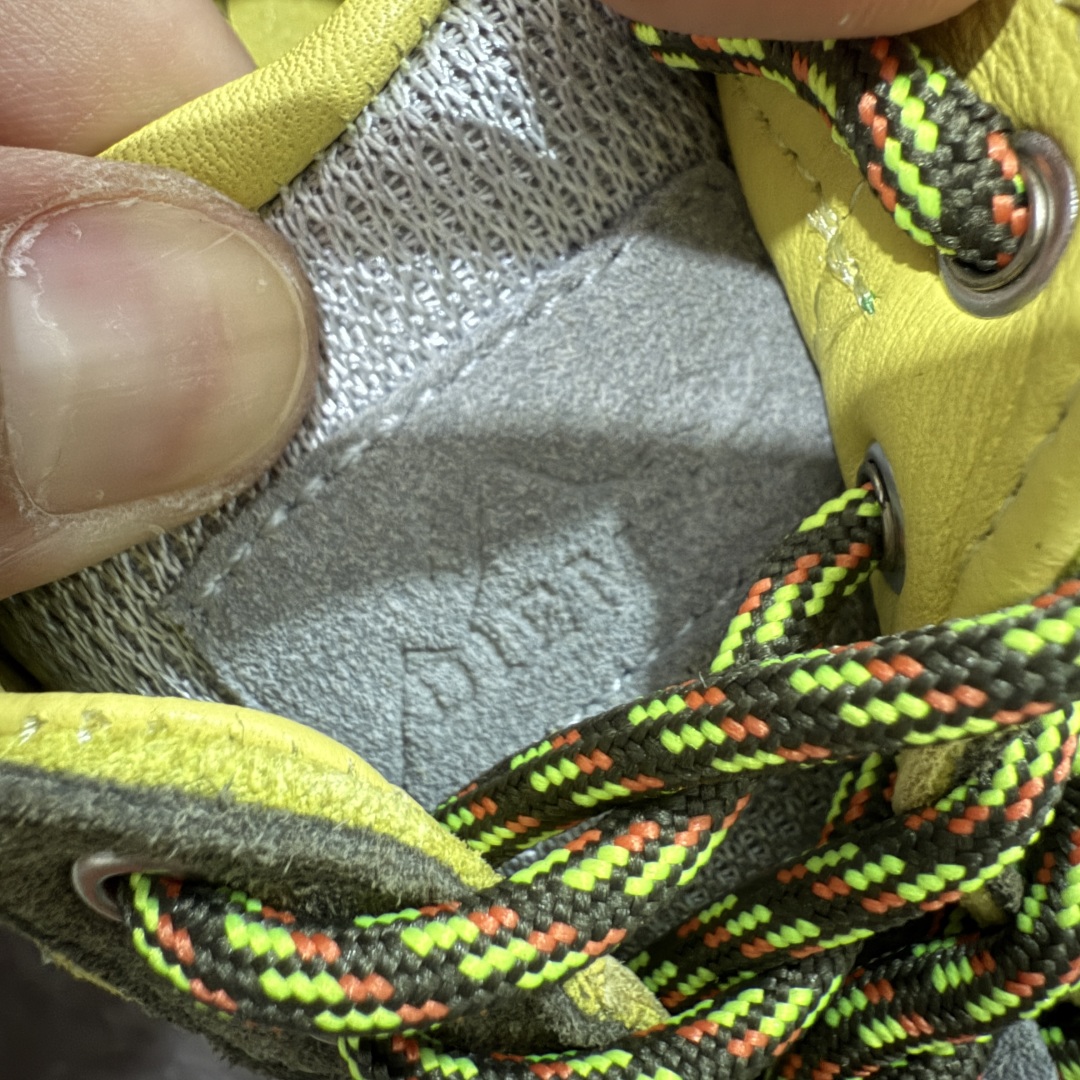 图片[6]-【莞产渠道】TEARS.RIP联名Tres Bien小众德训鞋男士户外休闲鞋露营旅行徒步鞋 来自瑞典的复合式选品店 TRÈS BIEN 今番正式推出名为「TRÈS BIEN EVERYWEAR」的系列，旨在提供消费者一个适合任何场合的衣柜，其中即包括携手义大利制鞋厂牌 Diemme 合作的全新联名鞋履。 该款以 Diemme Modiva Suede Hiker 为基础，专注于时尚外观、耐用实穿性进行改造，采用绒面革鞋面搭配全皮衬里，而活泼的对比元素、撞色效果更为设计亮点，包括突出的鞋舌网眼布料、粉色橡胶鞋头、后跟加固配置等，最后搭载 Vibram® 外底完善优秀抓地力 尺码：39-45-选品中心