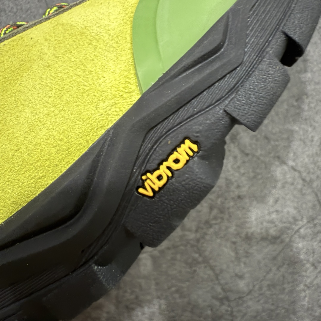 图片[4]-【莞产渠道】TEARS.RIP联名Tres Bien小众德训鞋男士户外休闲鞋露营旅行徒步鞋 来自瑞典的复合式选品店 TRÈS BIEN 今番正式推出名为「TRÈS BIEN EVERYWEAR」的系列，旨在提供消费者一个适合任何场合的衣柜，其中即包括携手义大利制鞋厂牌 Diemme 合作的全新联名鞋履。 该款以 Diemme Modiva Suede Hiker 为基础，专注于时尚外观、耐用实穿性进行改造，采用绒面革鞋面搭配全皮衬里，而活泼的对比元素、撞色效果更为设计亮点，包括突出的鞋舌网眼布料、粉色橡胶鞋头、后跟加固配置等，最后搭载 Vibram® 外底完善优秀抓地力 尺码：39-45-选品中心