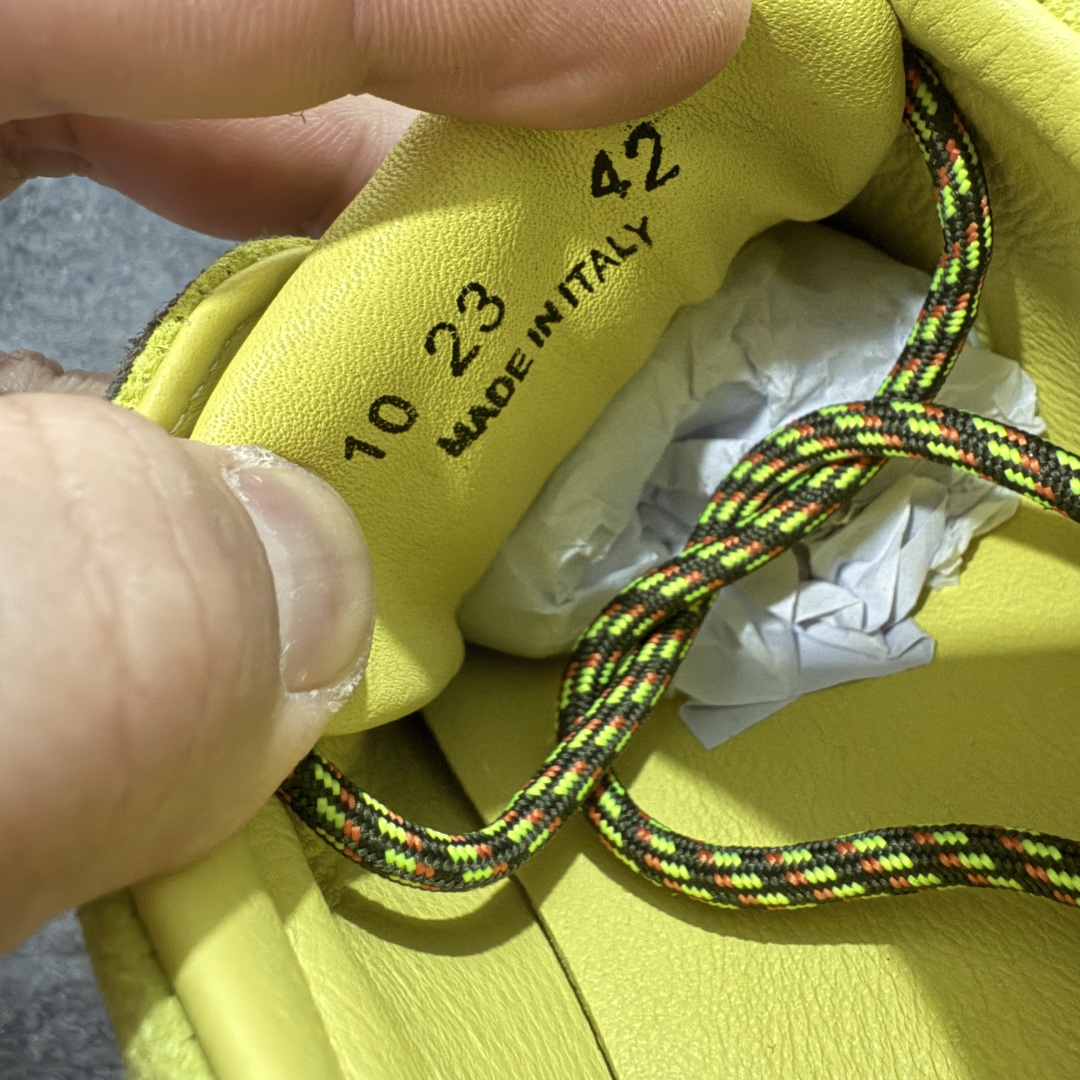 图片[7]-【莞产渠道】TEARS.RIP联名Tres Bien小众德训鞋男士户外休闲鞋露营旅行徒步鞋 来自瑞典的复合式选品店 TRÈS BIEN 今番正式推出名为「TRÈS BIEN EVERYWEAR」的系列，旨在提供消费者一个适合任何场合的衣柜，其中即包括携手义大利制鞋厂牌 Diemme 合作的全新联名鞋履。 该款以 Diemme Modiva Suede Hiker 为基础，专注于时尚外观、耐用实穿性进行改造，采用绒面革鞋面搭配全皮衬里，而活泼的对比元素、撞色效果更为设计亮点，包括突出的鞋舌网眼布料、粉色橡胶鞋头、后跟加固配置等，最后搭载 Vibram® 外底完善优秀抓地力 尺码：39-45-选品中心