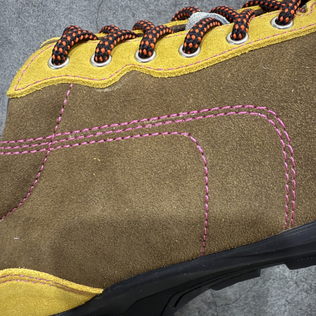 图片[3]-【莞产渠道】TEARS.RIP联名Tres Bien小众德训鞋男士户外休闲鞋露营旅行徒步鞋 来自瑞典的复合式选品店 TRÈS BIEN 今番正式推出名为「TRÈS BIEN EVERYWEAR」的系列，旨在提供消费者一个适合任何场合的衣柜，其中即包括携手义大利制鞋厂牌 Diemme 合作的全新联名鞋履。 该款以 Diemme Modiva Suede Hiker 为基础，专注于时尚外观、耐用实穿性进行改造，采用绒面革鞋面搭配全皮衬里，而活泼的对比元素、撞色效果更为设计亮点，包括突出的鞋舌网眼布料、粉色橡胶鞋头、后跟加固配置等，最后搭载 Vibram® 外底完善优秀抓地力 尺码：39-45-选品中心