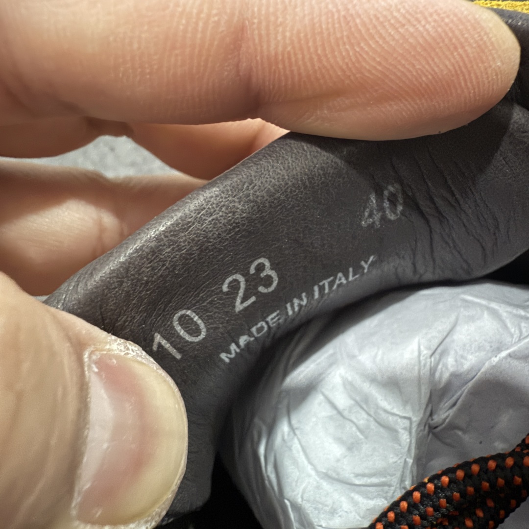 图片[7]-【莞产渠道】TEARS.RIP联名Tres Bien小众德训鞋男士户外休闲鞋露营旅行徒步鞋 来自瑞典的复合式选品店 TRÈS BIEN 今番正式推出名为「TRÈS BIEN EVERYWEAR」的系列，旨在提供消费者一个适合任何场合的衣柜，其中即包括携手义大利制鞋厂牌 Diemme 合作的全新联名鞋履。 该款以 Diemme Modiva Suede Hiker 为基础，专注于时尚外观、耐用实穿性进行改造，采用绒面革鞋面搭配全皮衬里，而活泼的对比元素、撞色效果更为设计亮点，包括突出的鞋舌网眼布料、粉色橡胶鞋头、后跟加固配置等，最后搭载 Vibram® 外底完善优秀抓地力 尺码：39-45-选品中心