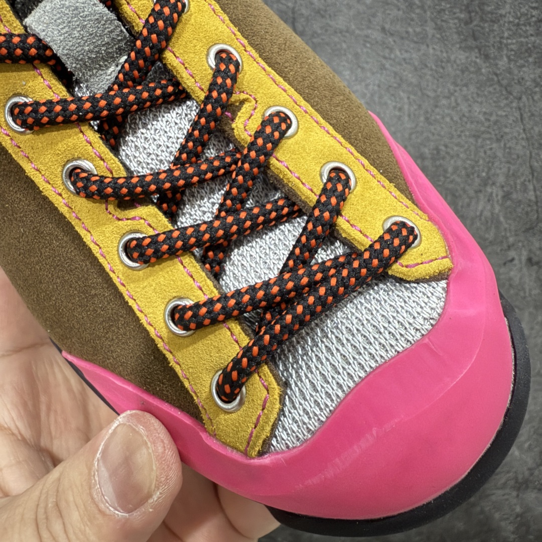 图片[5]-【莞产渠道】TEARS.RIP联名Tres Bien小众德训鞋男士户外休闲鞋露营旅行徒步鞋 来自瑞典的复合式选品店 TRÈS BIEN 今番正式推出名为「TRÈS BIEN EVERYWEAR」的系列，旨在提供消费者一个适合任何场合的衣柜，其中即包括携手义大利制鞋厂牌 Diemme 合作的全新联名鞋履。 该款以 Diemme Modiva Suede Hiker 为基础，专注于时尚外观、耐用实穿性进行改造，采用绒面革鞋面搭配全皮衬里，而活泼的对比元素、撞色效果更为设计亮点，包括突出的鞋舌网眼布料、粉色橡胶鞋头、后跟加固配置等，最后搭载 Vibram® 外底完善优秀抓地力 尺码：39-45-选品中心