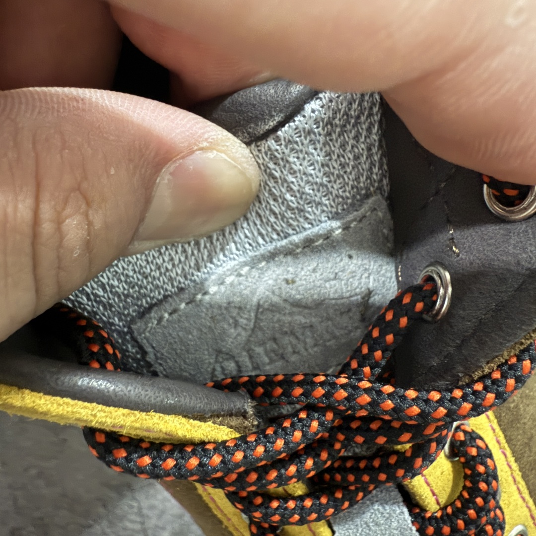 图片[6]-【莞产渠道】TEARS.RIP联名Tres Bien小众德训鞋男士户外休闲鞋露营旅行徒步鞋 来自瑞典的复合式选品店 TRÈS BIEN 今番正式推出名为「TRÈS BIEN EVERYWEAR」的系列，旨在提供消费者一个适合任何场合的衣柜，其中即包括携手义大利制鞋厂牌 Diemme 合作的全新联名鞋履。 该款以 Diemme Modiva Suede Hiker 为基础，专注于时尚外观、耐用实穿性进行改造，采用绒面革鞋面搭配全皮衬里，而活泼的对比元素、撞色效果更为设计亮点，包括突出的鞋舌网眼布料、粉色橡胶鞋头、后跟加固配置等，最后搭载 Vibram® 外底完善优秀抓地力 尺码：39-45-选品中心