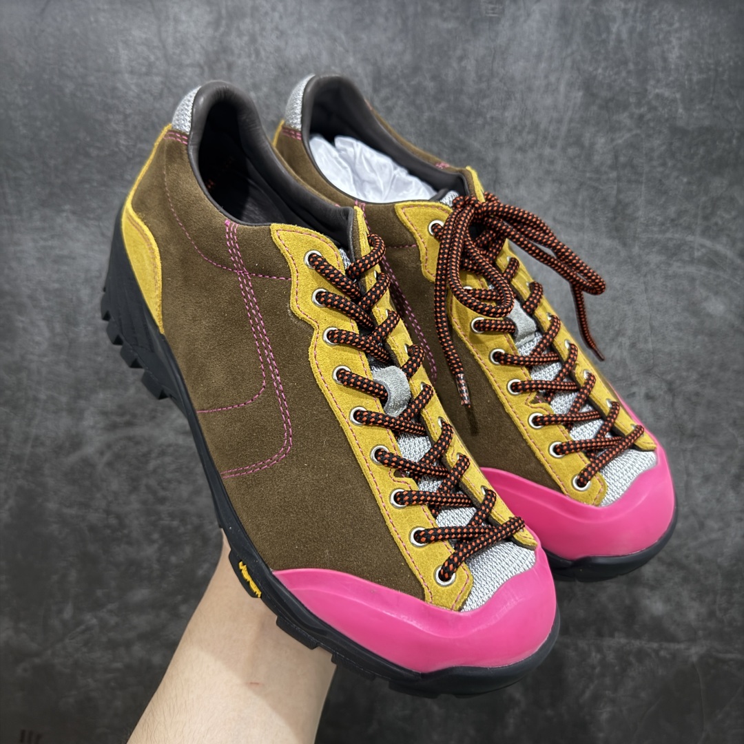 【莞产渠道】TEARS.RIP联名Tres Bien小众德训鞋男士户外休闲鞋露营旅行徒步鞋 来自瑞典的复合式选品店 TRÈS BIEN 今番正式推出名为「TRÈS BIEN EVERYWEAR」的系列，旨在提供消费者一个适合任何场合的衣柜，其中即包括携手义大利制鞋厂牌 Diemme 合作的全新联名鞋履。 该款以 Diemme Modiva Suede Hiker 为基础，专注于时尚外观、耐用实穿性进行改造，采用绒面革鞋面搭配全皮衬里，而活泼的对比元素、撞色效果更为设计亮点，包括突出的鞋舌网眼布料、粉色橡胶鞋头、后跟加固配置等，最后搭载 Vibram® 外底完善优秀抓地力 尺码：39-45-选品中心