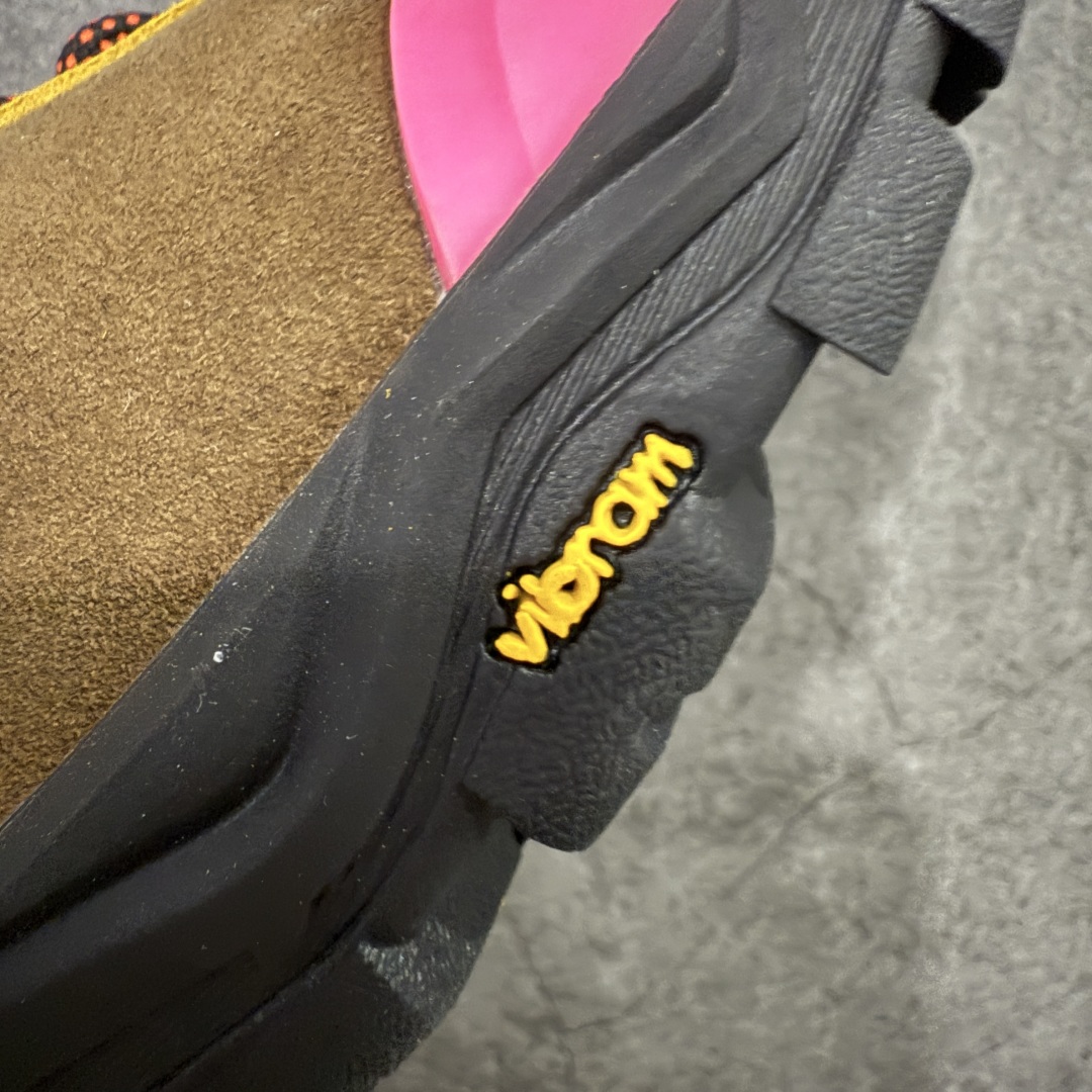 图片[4]-【莞产渠道】TEARS.RIP联名Tres Bien小众德训鞋男士户外休闲鞋露营旅行徒步鞋 来自瑞典的复合式选品店 TRÈS BIEN 今番正式推出名为「TRÈS BIEN EVERYWEAR」的系列，旨在提供消费者一个适合任何场合的衣柜，其中即包括携手义大利制鞋厂牌 Diemme 合作的全新联名鞋履。 该款以 Diemme Modiva Suede Hiker 为基础，专注于时尚外观、耐用实穿性进行改造，采用绒面革鞋面搭配全皮衬里，而活泼的对比元素、撞色效果更为设计亮点，包括突出的鞋舌网眼布料、粉色橡胶鞋头、后跟加固配置等，最后搭载 Vibram® 外底完善优秀抓地力 尺码：39-45-选品中心