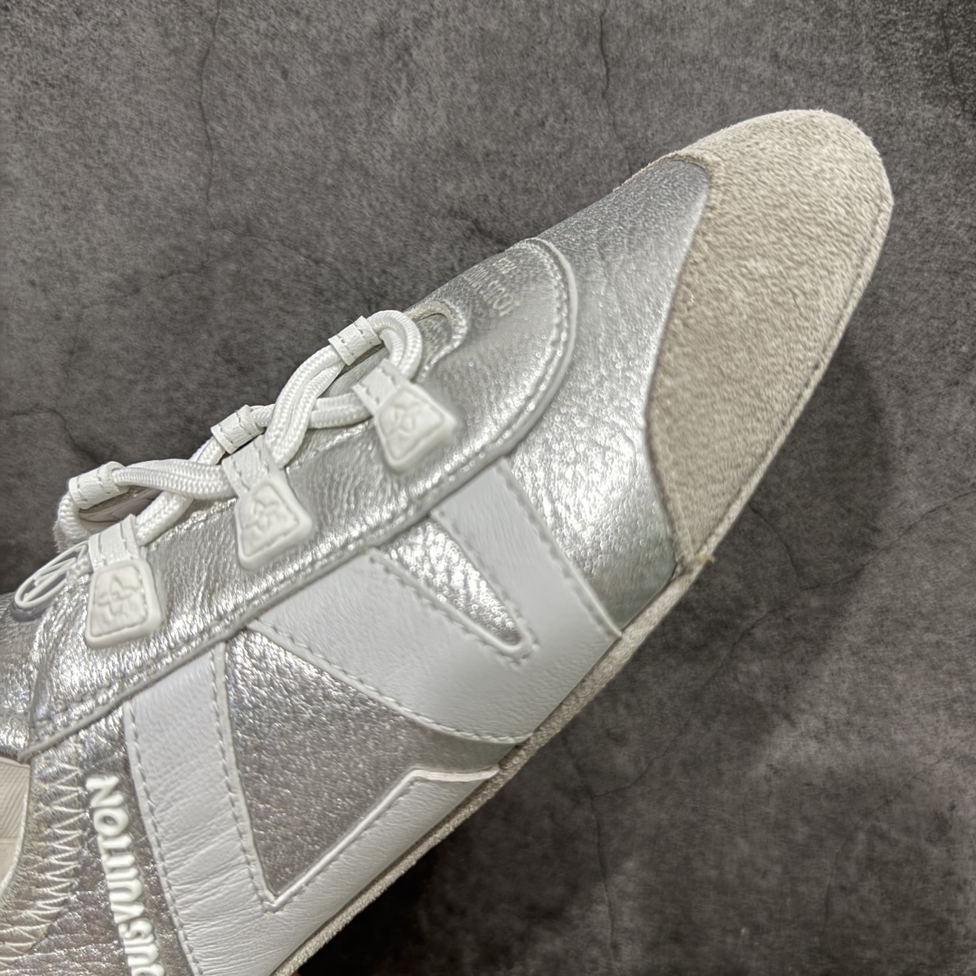 图片[6]-【广东纯原版本】LOUIS VUITTON lv Sneakerina 2025早春发布新款德训鞋芭蕾舞鞋 采用 Sacchetto 制鞋工艺，赋予柔韧鞋底与轻盈内部设计，适合日常休闲及精致造型。惊艳曝光 设计灵感源自芭蕾舞平底鞋 优雅与复古并存 整体低调又老钱 原版购入 独家开模 媲美原版头层小牛皮 鞋面系带设计，侧面印有 LV 标志，后跟处配有拉环。——这双鞋简直是优雅与松弛感的完美融合！ 尺码：35-40-选品中心