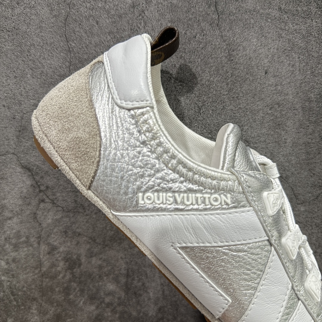 图片[7]-【广东纯原版本】LOUIS VUITTON lv Sneakerina 2025早春发布新款德训鞋芭蕾舞鞋 采用 Sacchetto 制鞋工艺，赋予柔韧鞋底与轻盈内部设计，适合日常休闲及精致造型。惊艳曝光 设计灵感源自芭蕾舞平底鞋 优雅与复古并存 整体低调又老钱 原版购入 独家开模 媲美原版头层小牛皮 鞋面系带设计，侧面印有 LV 标志，后跟处配有拉环。——这双鞋简直是优雅与松弛感的完美融合！ 尺码：35-40-选品中心