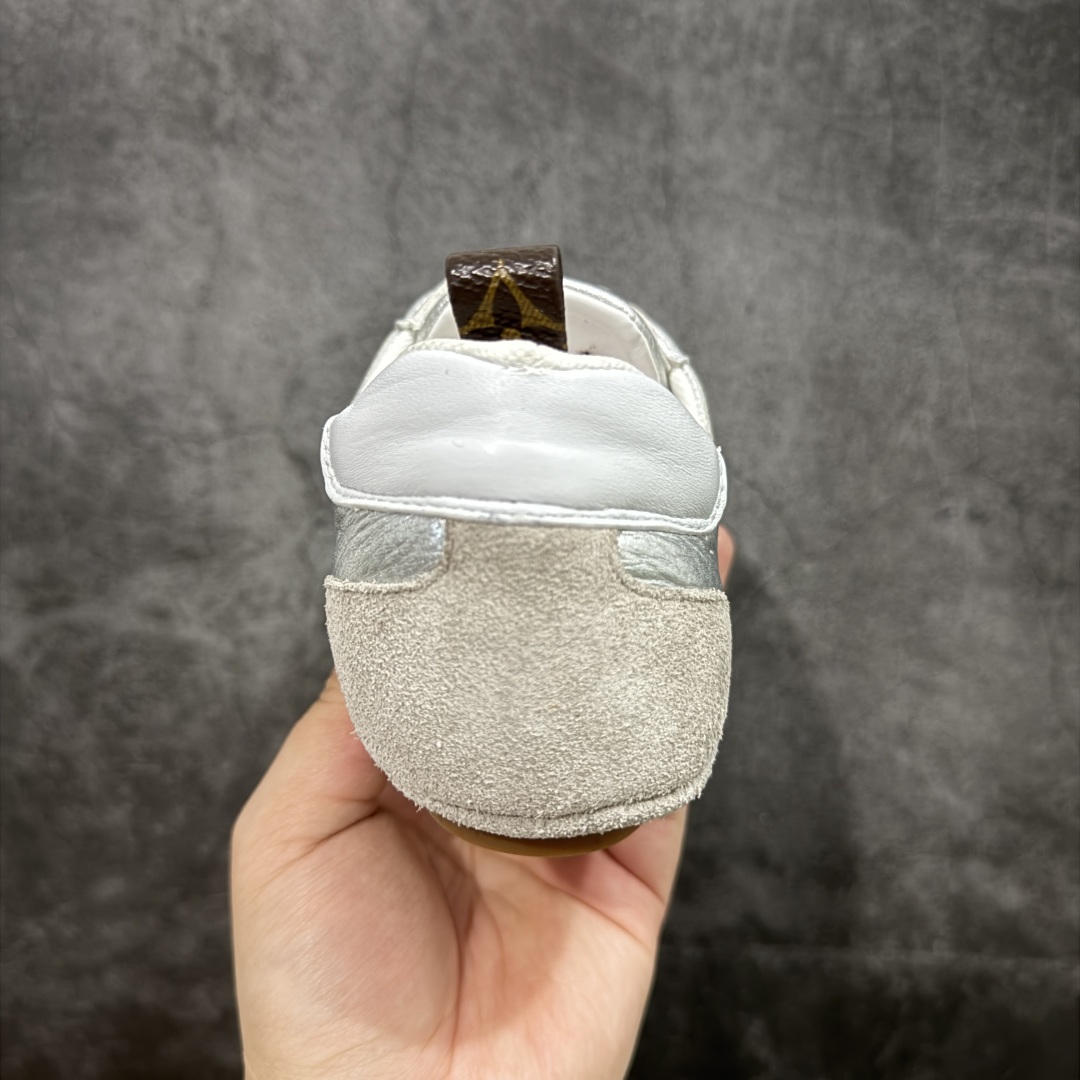 图片[4]-【广东纯原版本】LOUIS VUITTON lv Sneakerina 2025早春发布新款德训鞋芭蕾舞鞋 采用 Sacchetto 制鞋工艺，赋予柔韧鞋底与轻盈内部设计，适合日常休闲及精致造型。惊艳曝光 设计灵感源自芭蕾舞平底鞋 优雅与复古并存 整体低调又老钱 原版购入 独家开模 媲美原版头层小牛皮 鞋面系带设计，侧面印有 LV 标志，后跟处配有拉环。——这双鞋简直是优雅与松弛感的完美融合！ 尺码：35-40-选品中心